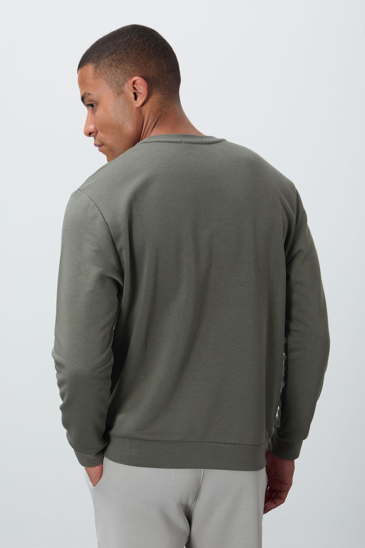 Image of Çağla Yazı Nakışlı O Yaka Rahat Form İçi Polarlı Erkek Sweatshirt - 88020