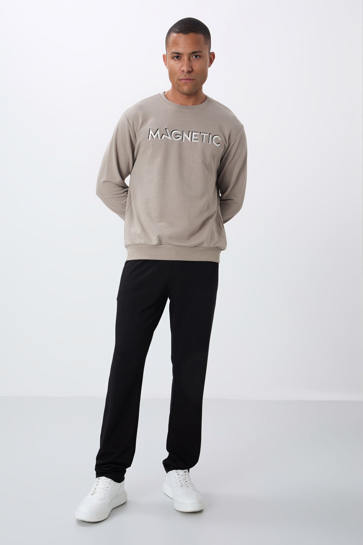 Image of Hanorac bărbătesc cu guler rotund, croială relaxată, căptușeală din fleece, brodat camel - 88020