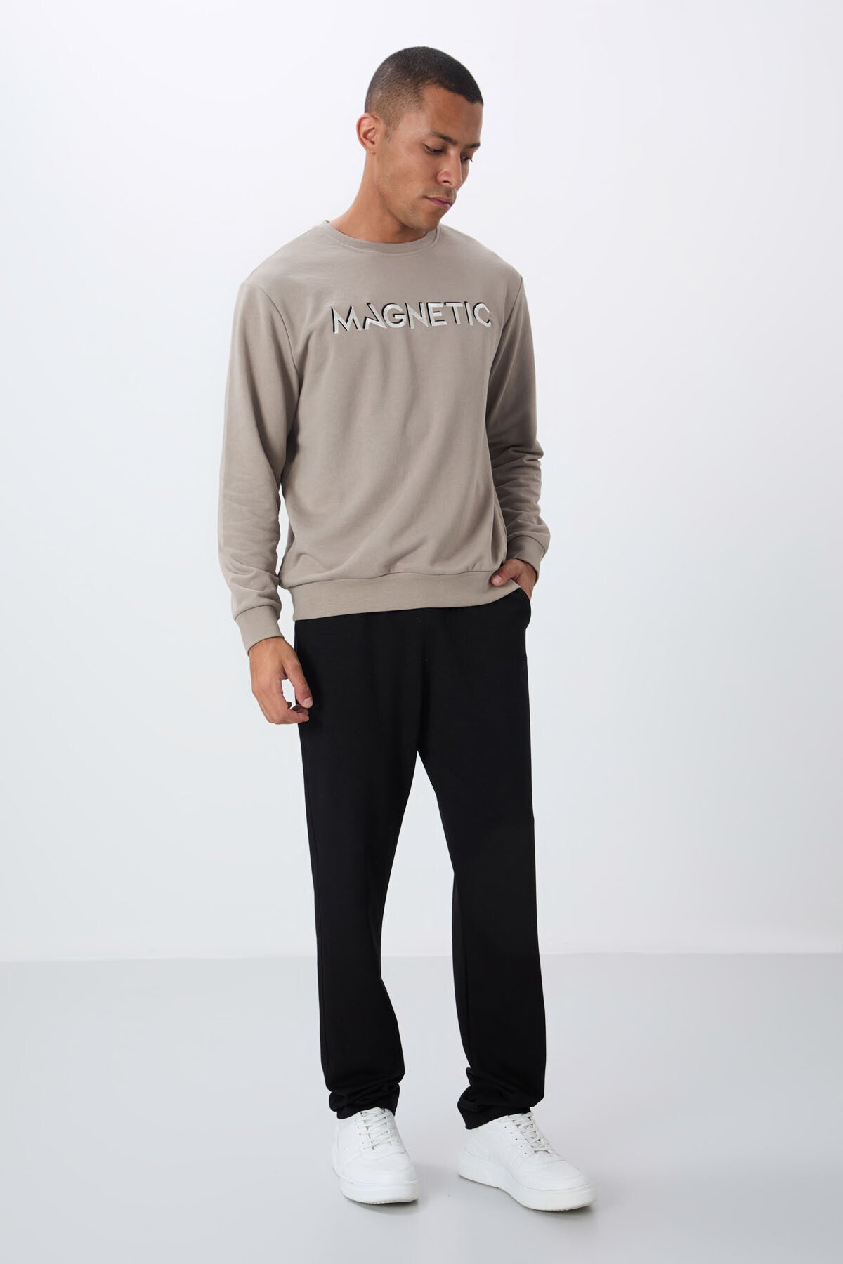 Image of Hanorac bărbătesc cu guler rotund, croială relaxată, căptușeală din fleece, brodat camel - 88020
