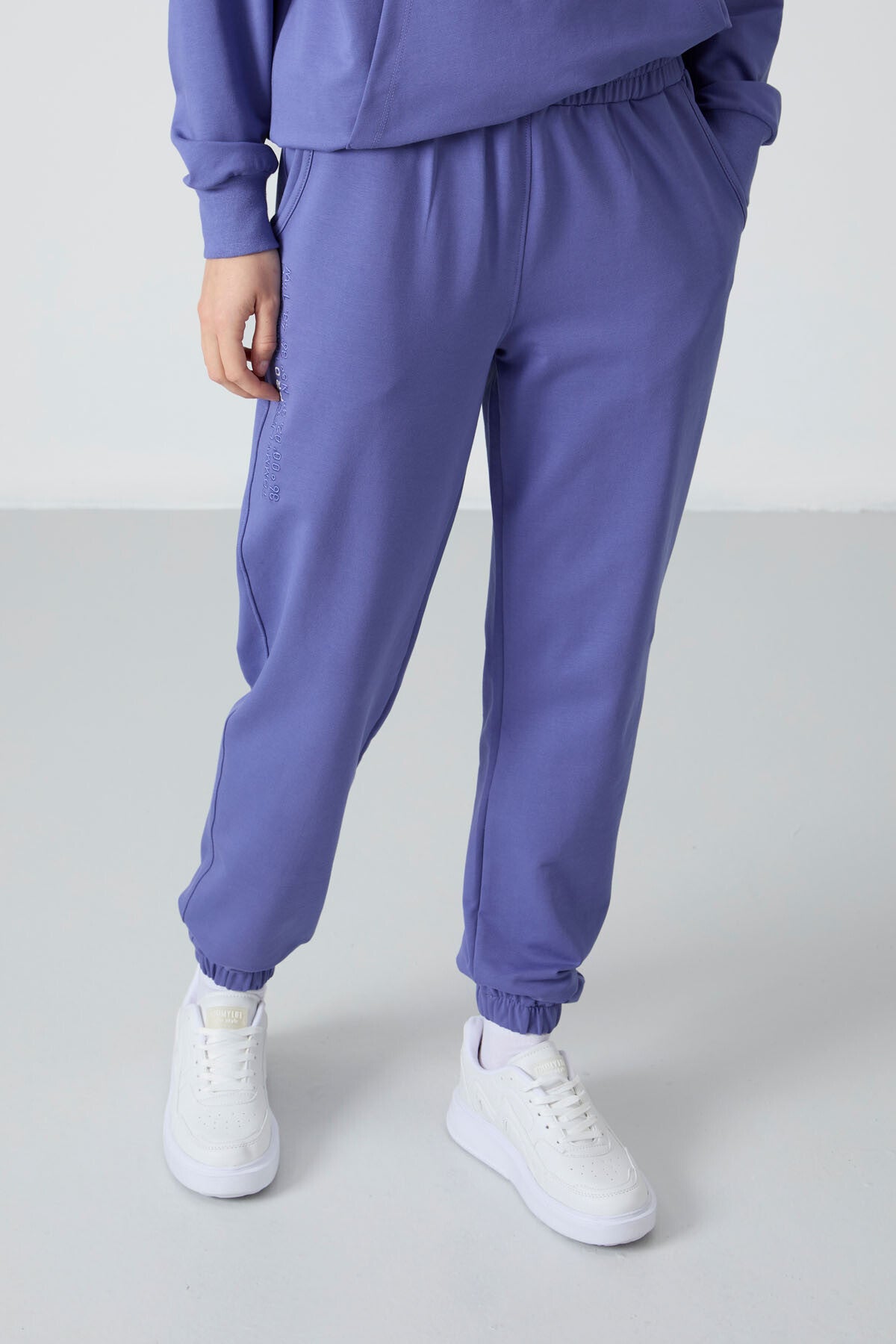 Image of Eflatun Kapüşonlu Kanguru Cep Oversize Lastik Paça Kadın Eşofman Takımı - 95288