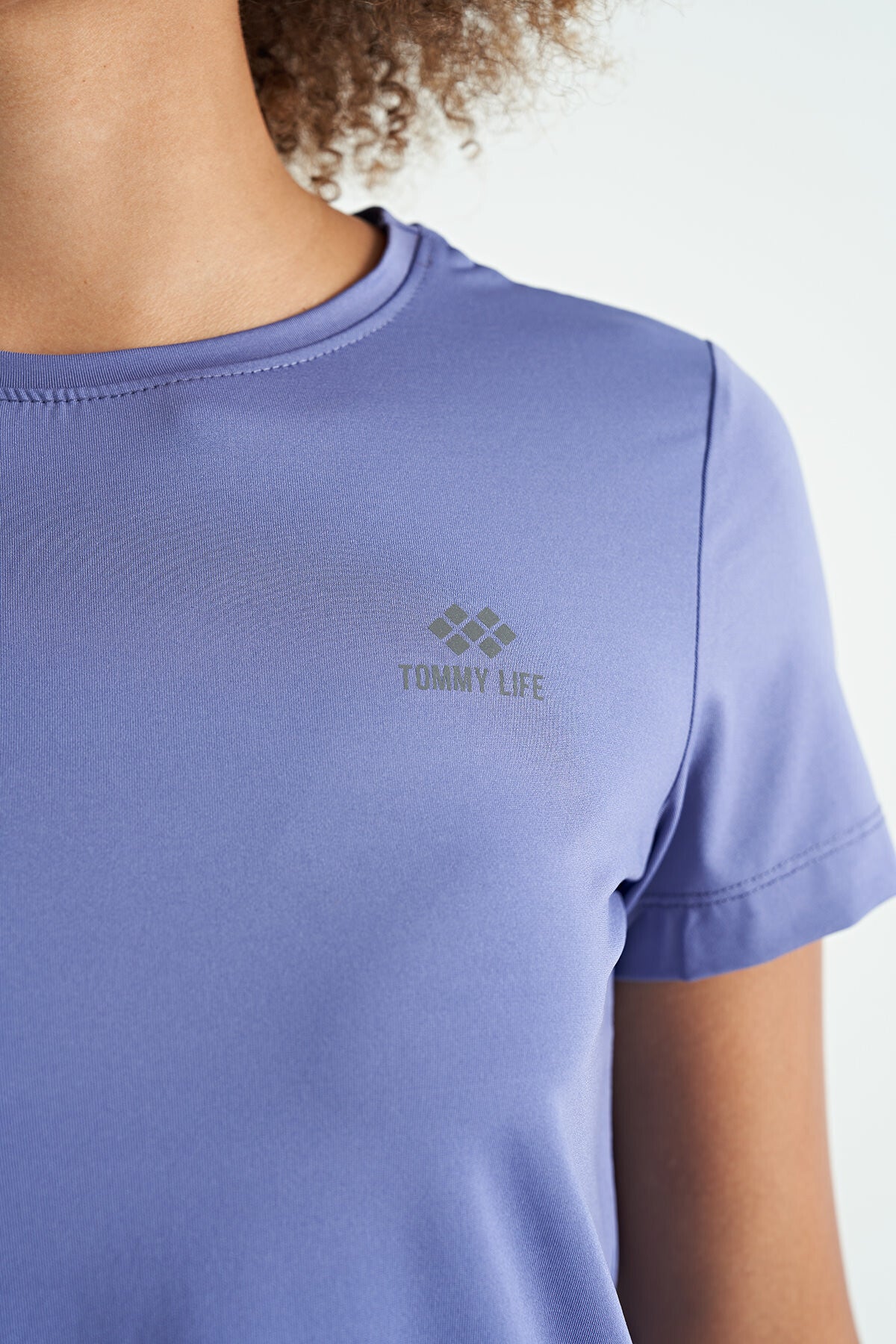 Image of Eflatun Sırt Yırtmaç Detaylı O Yaka Kısa Kollu Standart Kalıp Kadın T-Shirt - 97267
