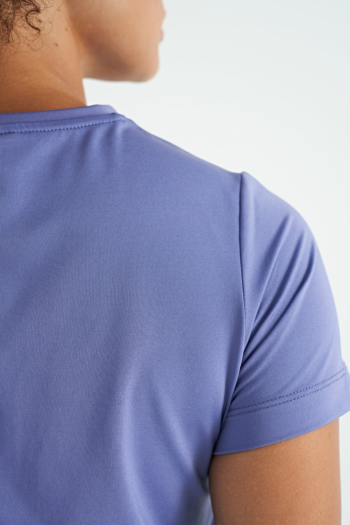 Image of Eflatun Sırt Yırtmaç Detaylı O Yaka Kısa Kollu Standart Kalıp Kadın T-Shirt - 97267