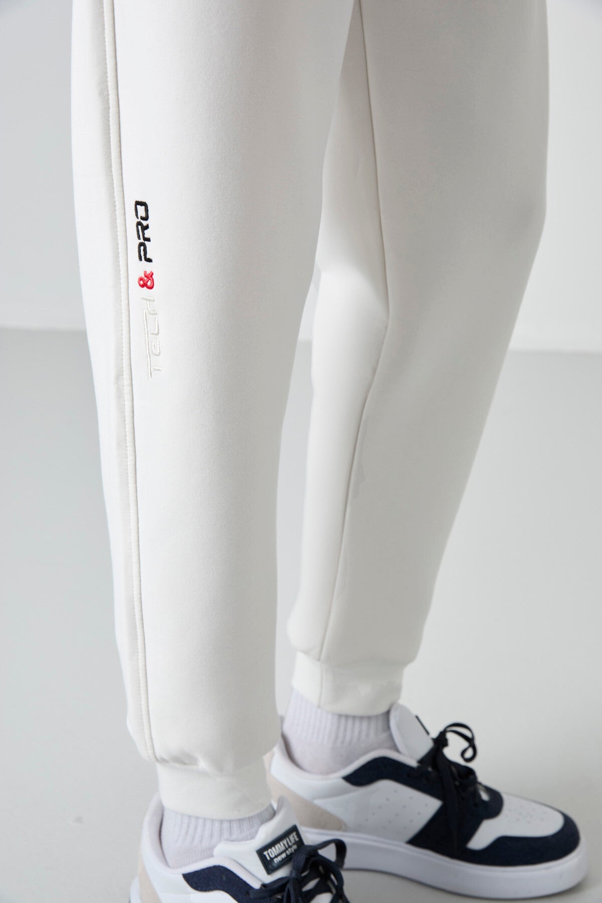 Image of Pantaloni de trening bărbătești, alb-gălbui, cu șireturi, slim fit - 84999