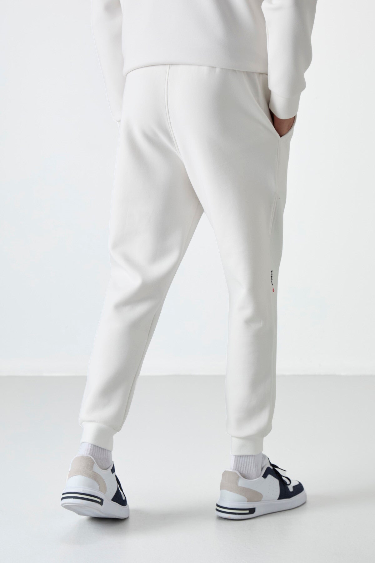 Image of Pantaloni de trening bărbătești, alb-gălbui, cu șireturi, slim fit - 84999