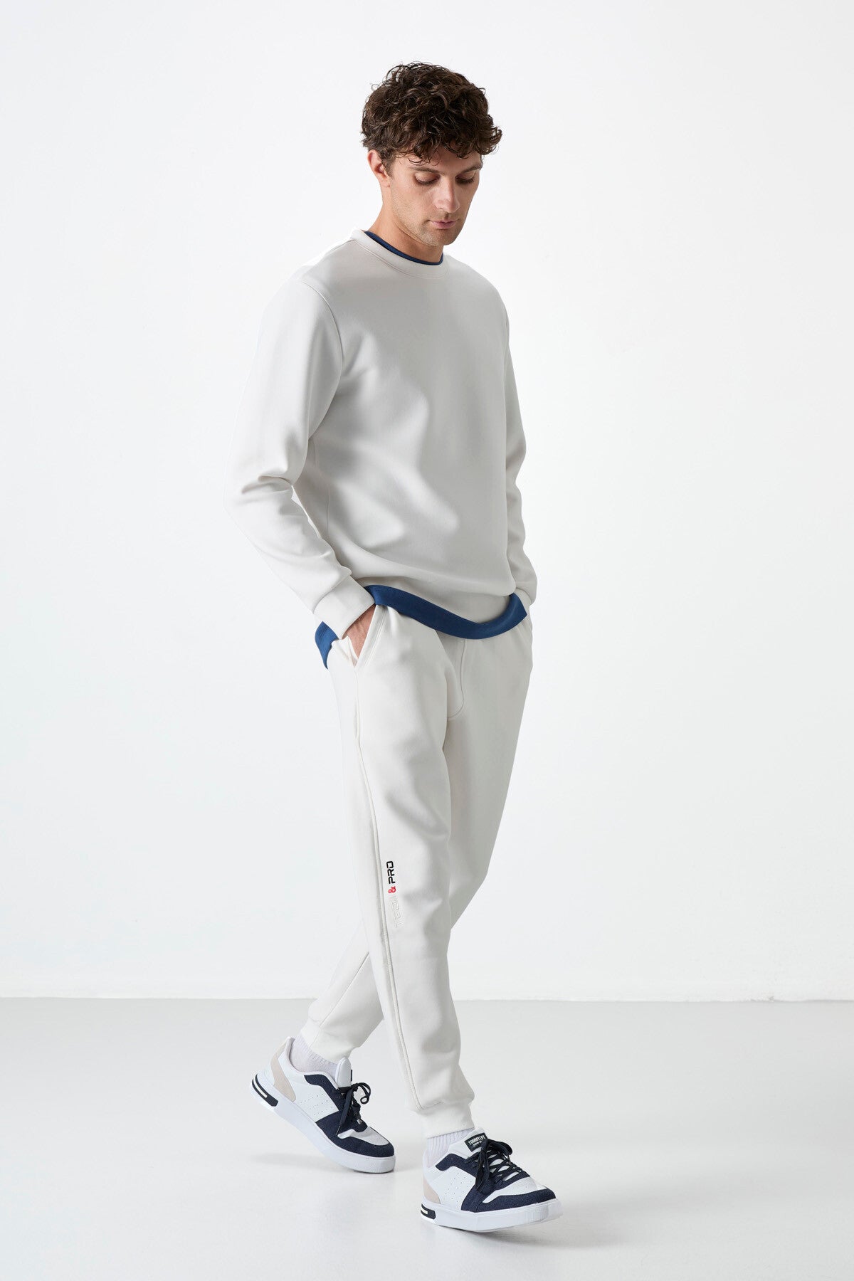 Image of Pantaloni de trening bărbătești, alb-gălbui, cu șireturi, slim fit - 84999