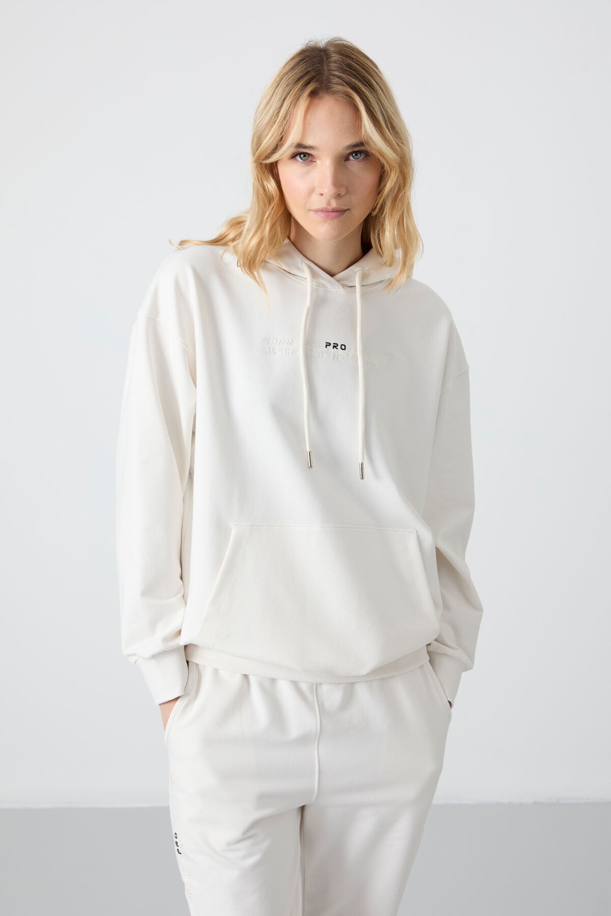 Image of Set trening Off-White pentru femei, cu glugă, buzunare tip cangur, model oversize, tiv elastic - 95288