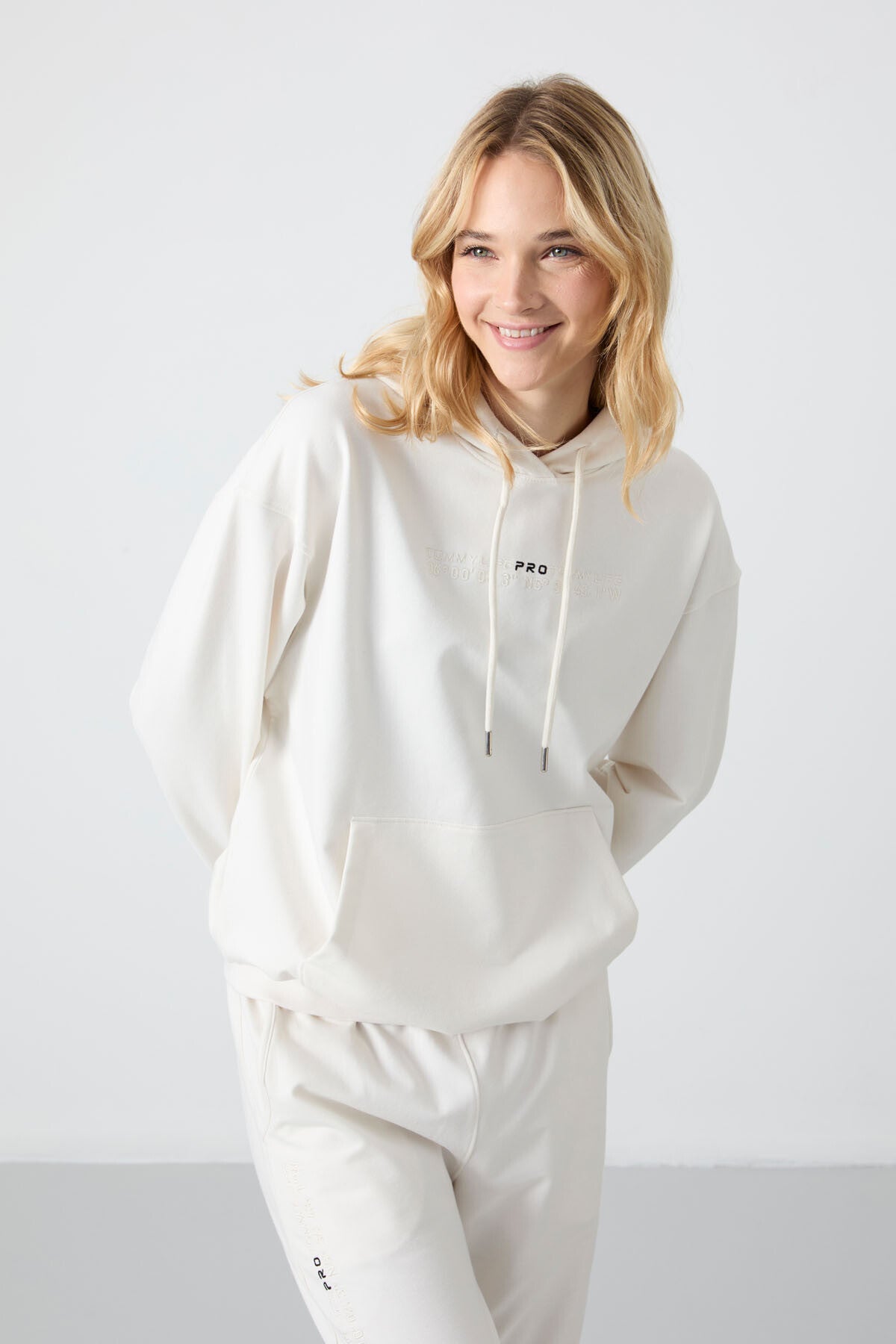 Image of Set trening Off-White pentru femei, cu glugă, buzunare tip cangur, model oversize, tiv elastic - 95288