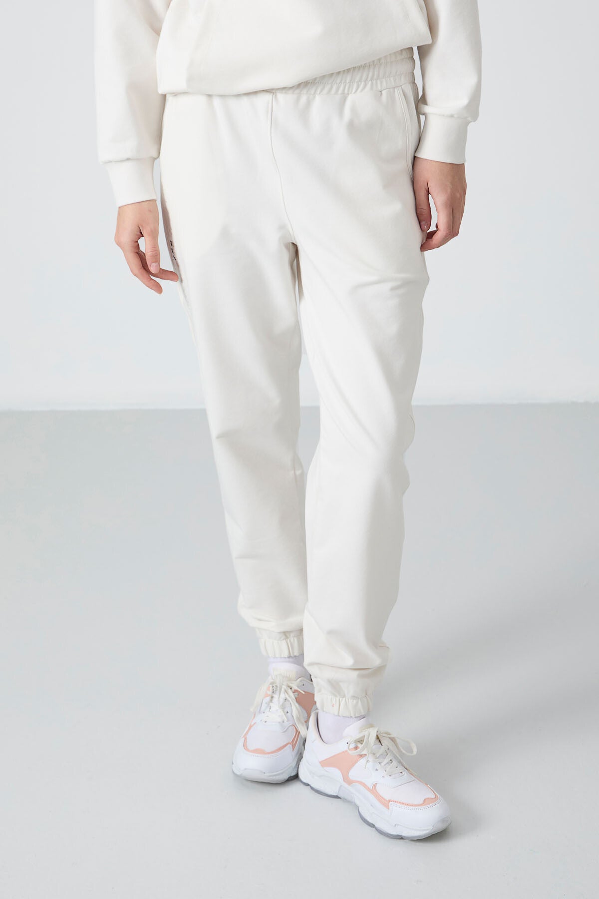 Image of Set trening Off-White pentru femei, cu glugă, buzunare tip cangur, model oversize, tiv elastic - 95288