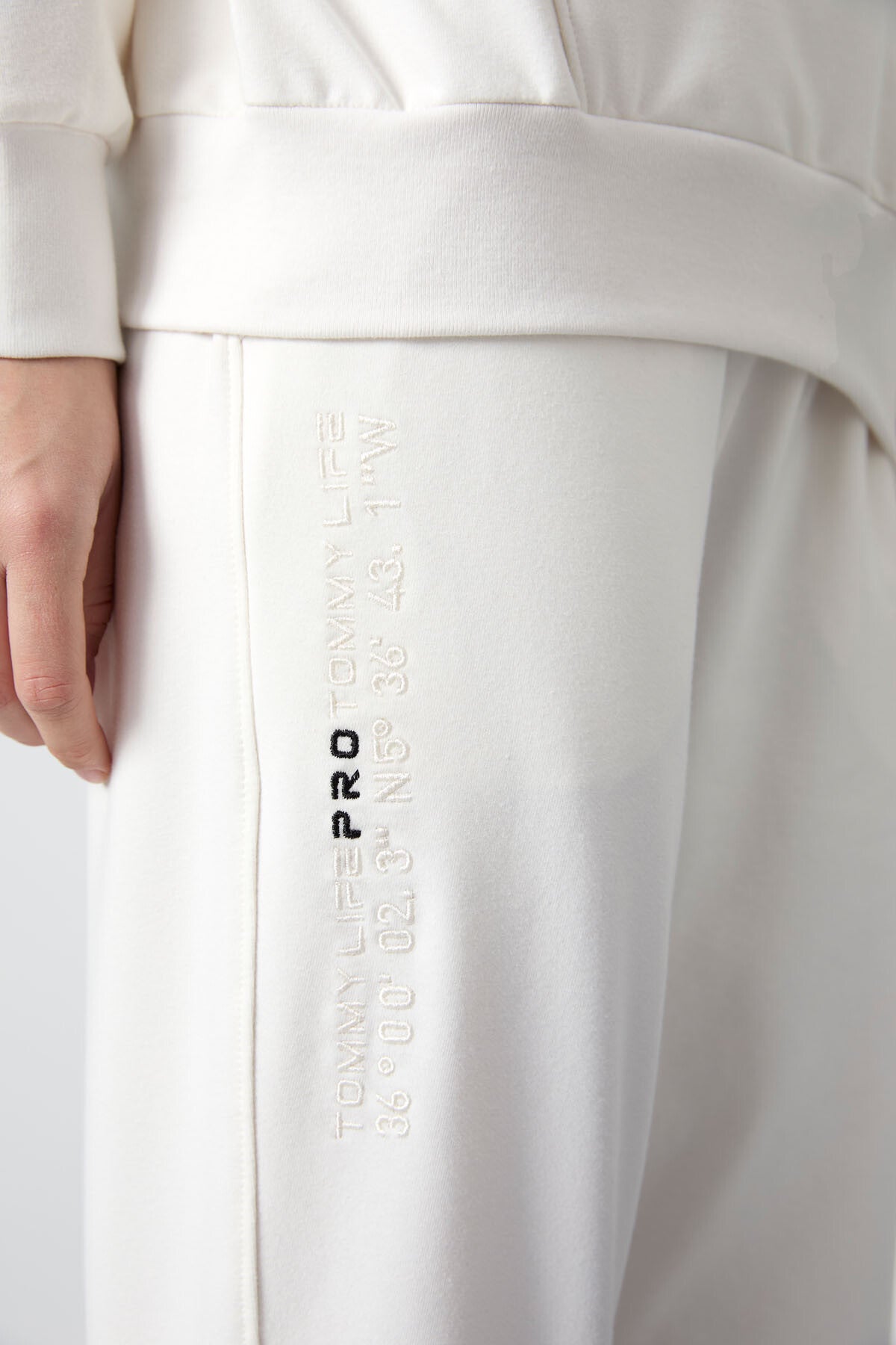 Image of Set trening Off-White pentru femei, cu glugă, buzunare tip cangur, model oversize, tiv elastic - 95288