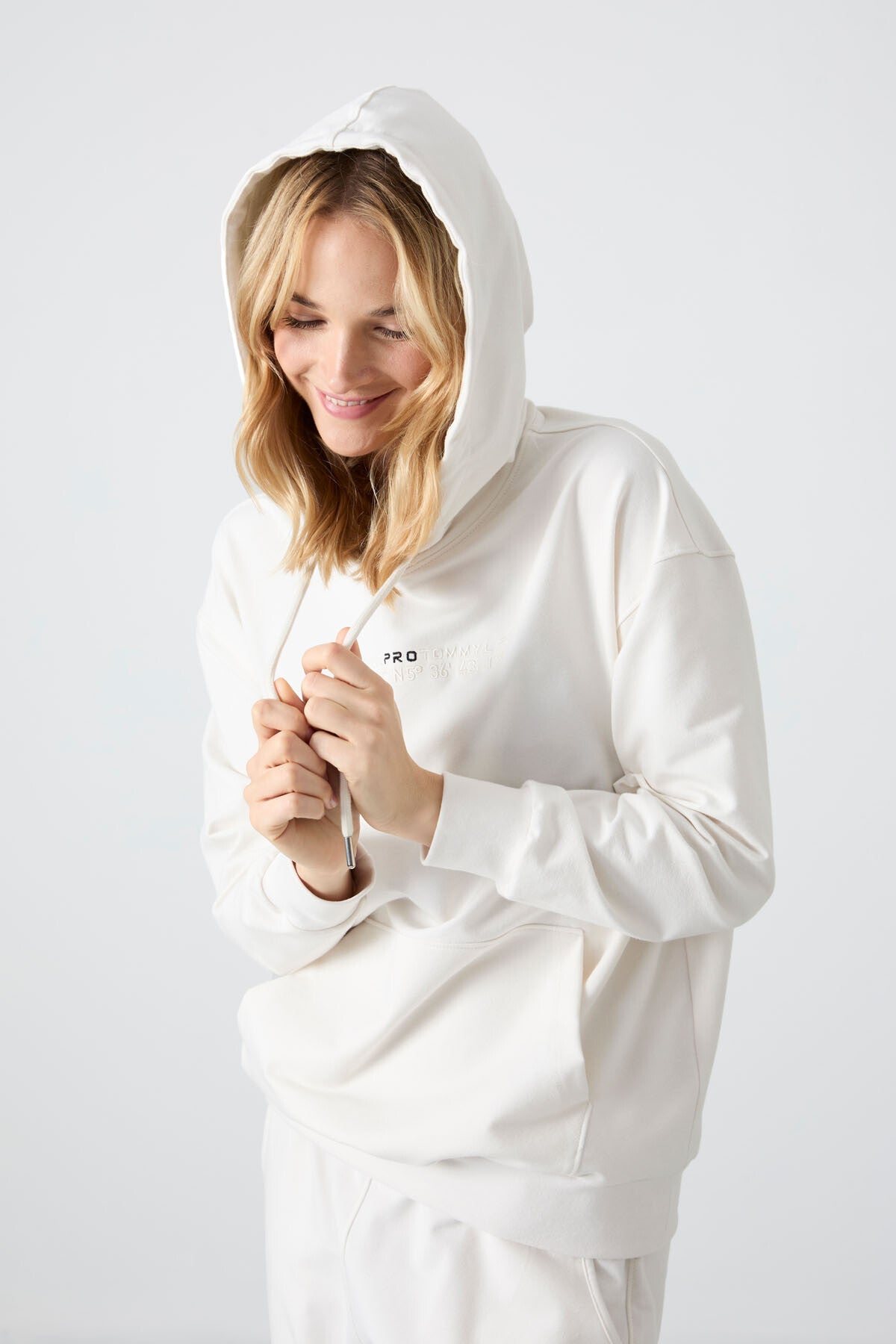 Image of Set trening Off-White pentru femei, cu glugă, buzunare tip cangur, model oversize, tiv elastic - 95288