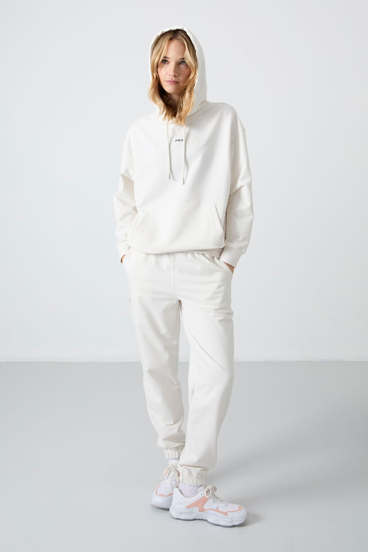 Image of Set trening Off-White pentru femei, cu glugă, buzunare tip cangur, model oversize, tiv elastic - 95288