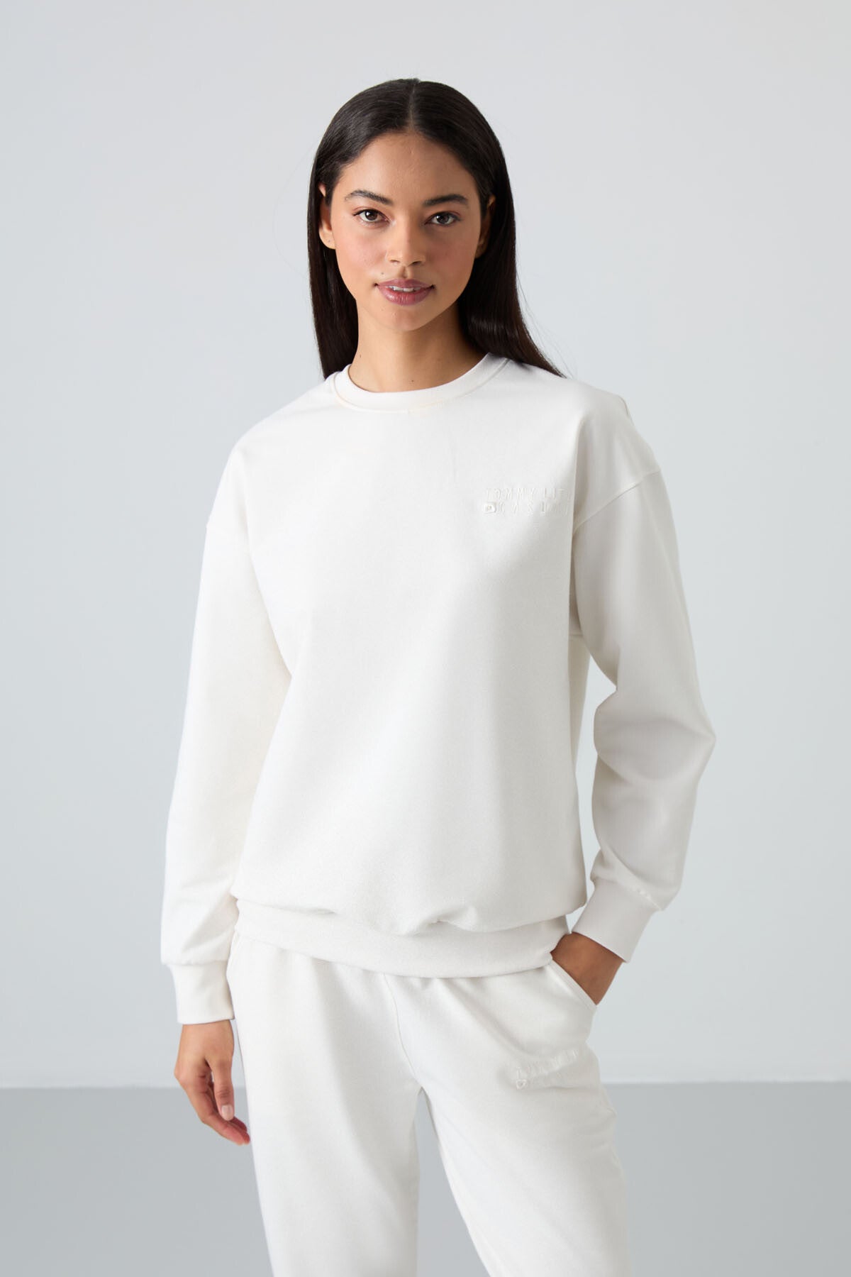Image of Set trening de damă, alb-gălbui, cu guler rotund, supradimensionat, cu tiv elastic - 95287