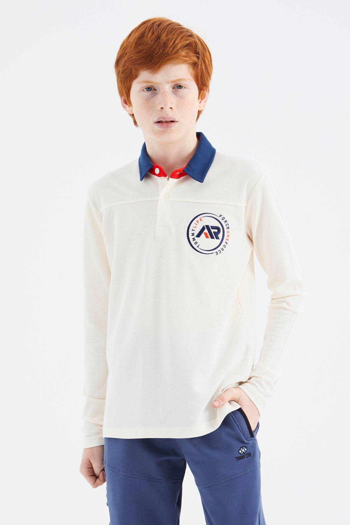 Image of Tricou alb-gălbui cu guler polo pentru băieți - 11172
