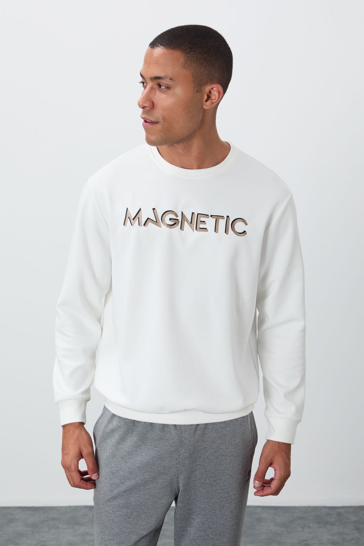 Image of Ekru Yazı Nakışlı O Yaka Rahat Form İçi Polarlı Erkek Sweatshirt - 88020
