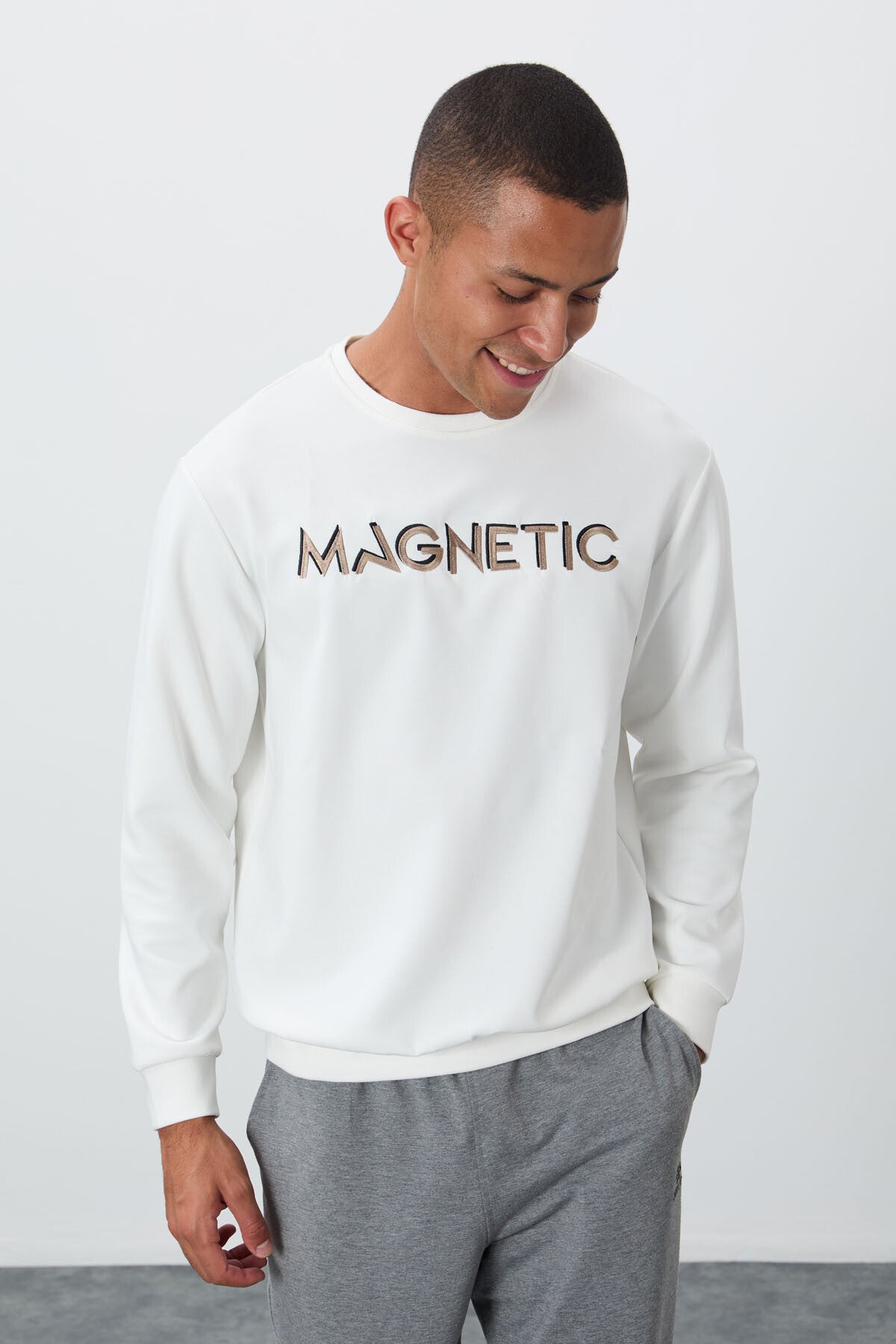 Image of Ekru Yazı Nakışlı O Yaka Rahat Form İçi Polarlı Erkek Sweatshirt - 88020