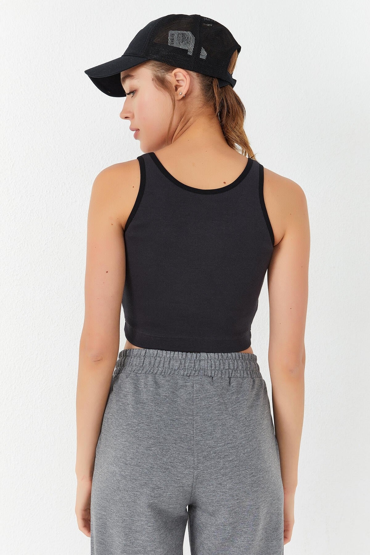 Image of Füme Basic Sıfır Kol Dar Kalıp U Yaka Kadın Crop Top Atlet - 97160