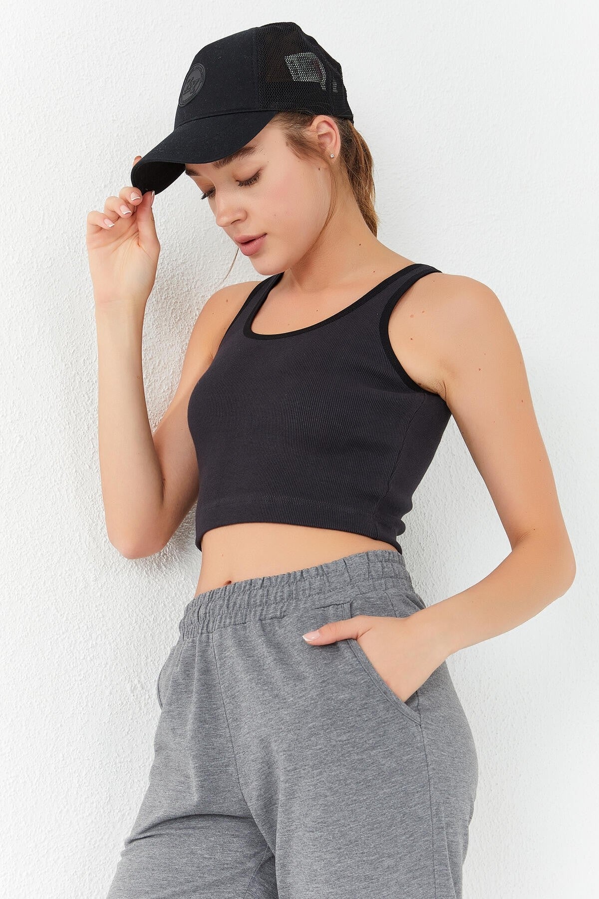 Image of Füme Basic Sıfır Kol Dar Kalıp U Yaka Kadın Crop Top Atlet - 97160