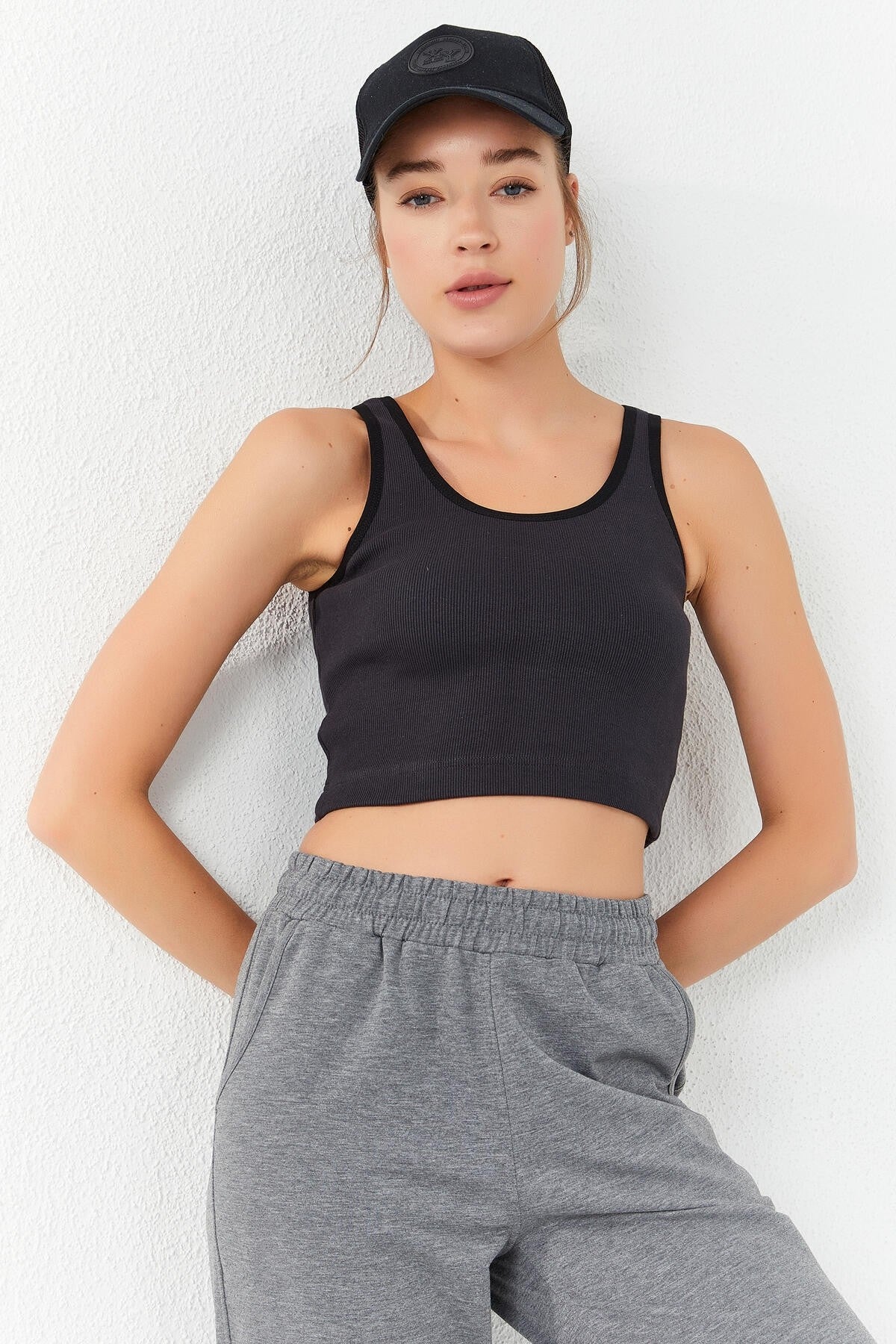 Image of Füme Basic Sıfır Kol Dar Kalıp U Yaka Kadın Crop Top Atlet - 97160