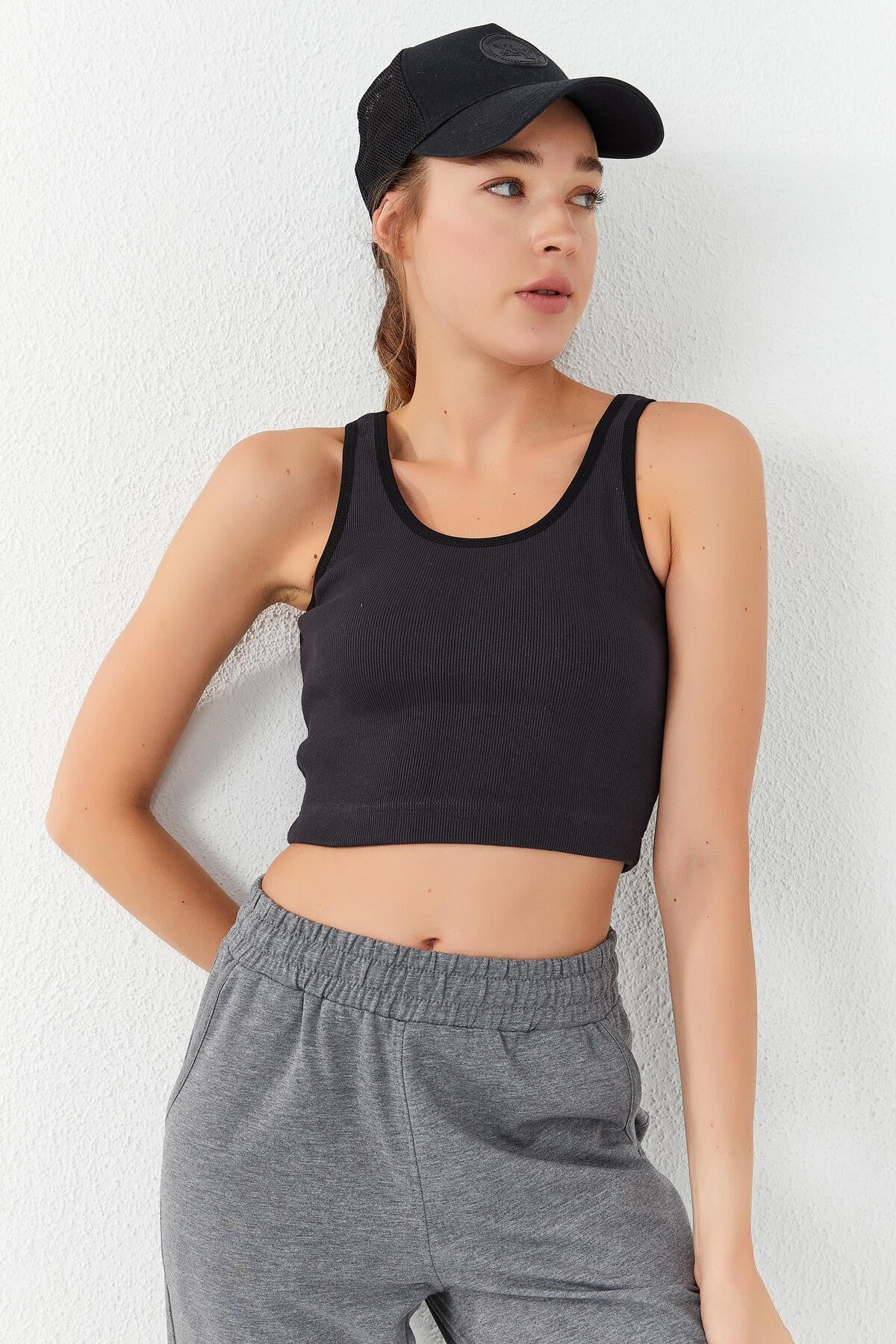 Image of Füme Basic Sıfır Kol Dar Kalıp U Yaka Kadın Crop Top Atlet - 97160