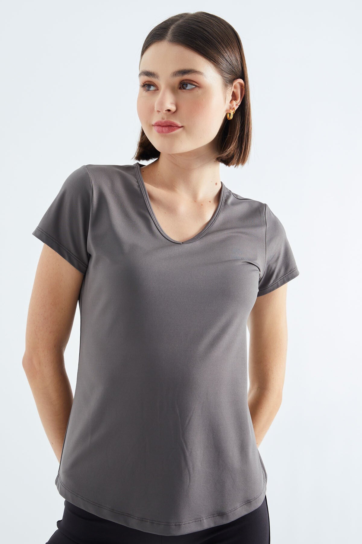 Image of Gri Basic Kısa Kol Standart Kalıp V Yaka Kadın T-Shirt - 97145