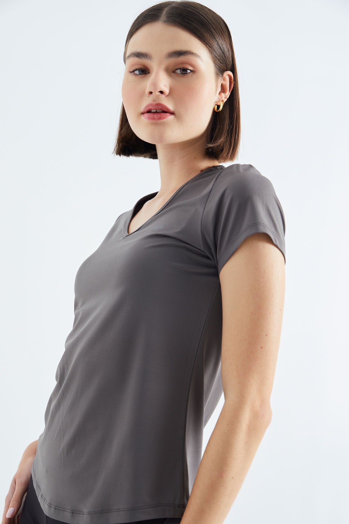 Image of Gri Basic Kısa Kol Standart Kalıp V Yaka Kadın T-Shirt - 97145