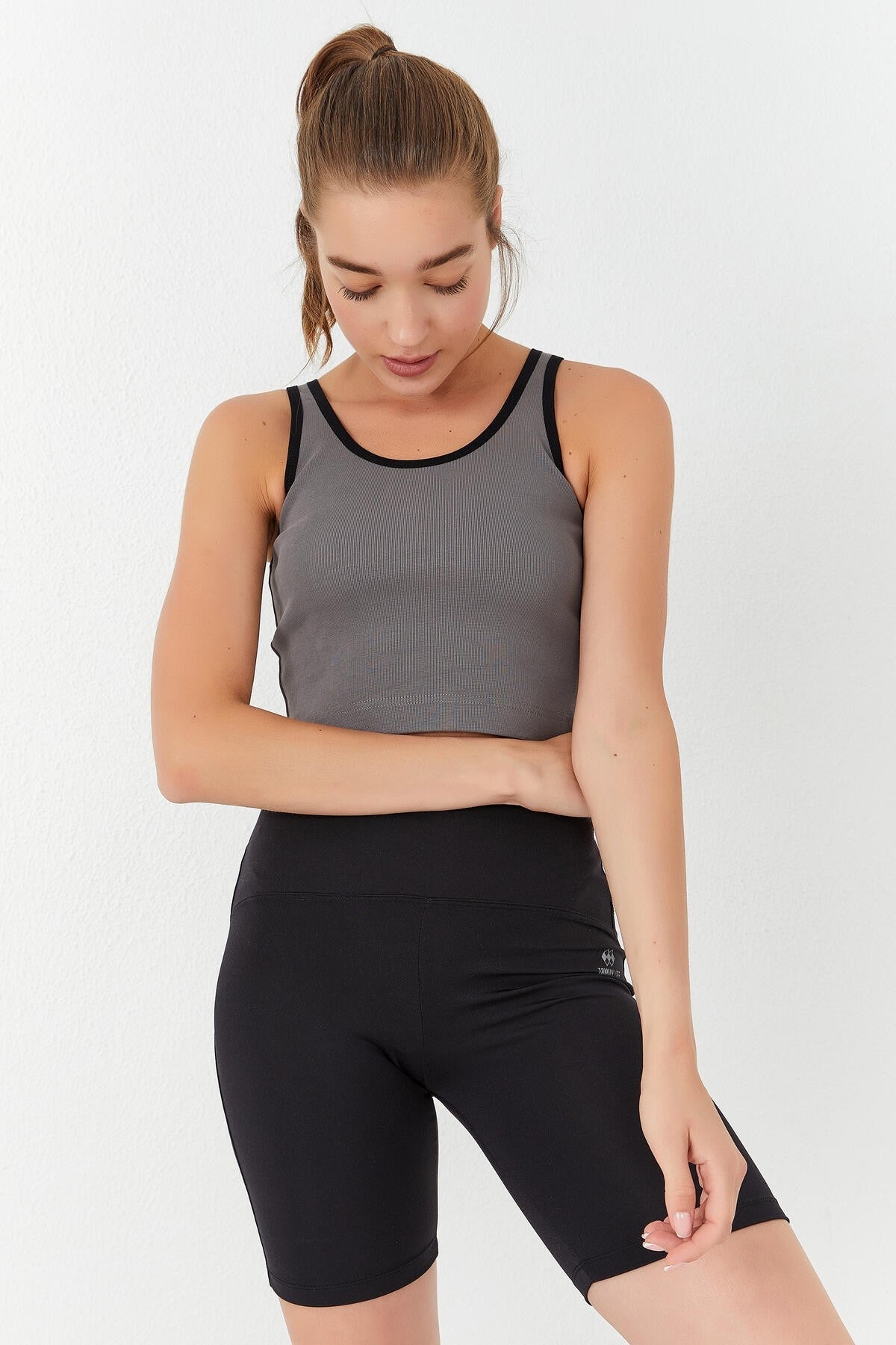 Image of Gri Basic Sıfır Kol Dar Kalıp U Yaka Kadın Crop Top Atlet - 97162