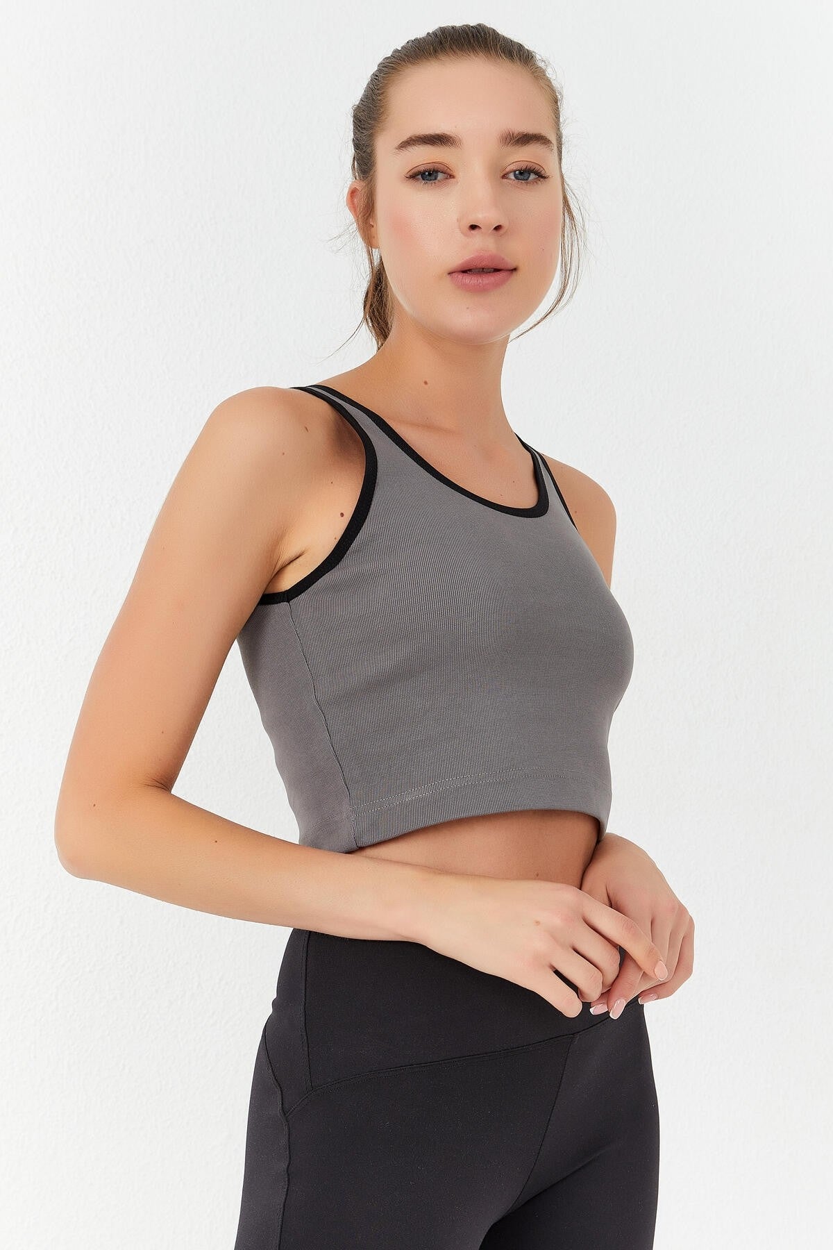 Image of Gri Basic Sıfır Kol Dar Kalıp U Yaka Kadın Crop Top Atlet - 97162