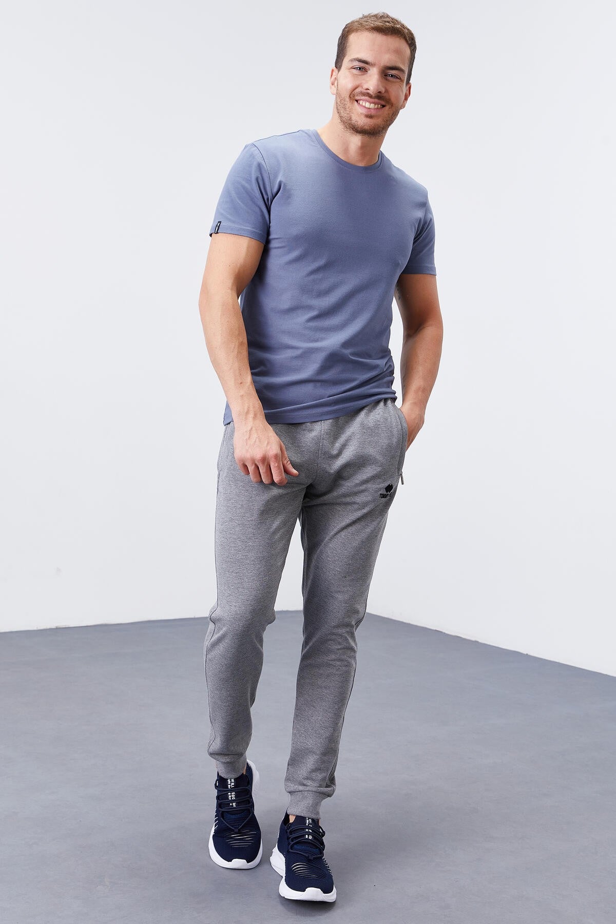 Image of Pantaloni de trening bărbătești gri melanj, croială slim fit, cu buzunare cu fermoar - 84343
