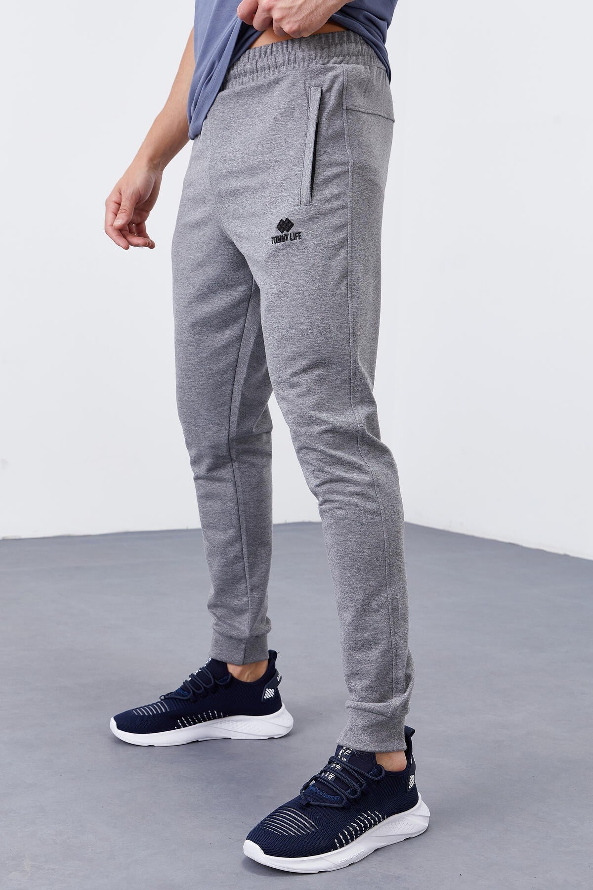 Image of Pantaloni de trening bărbătești gri melanj, croială slim fit, cu buzunare cu fermoar - 84343