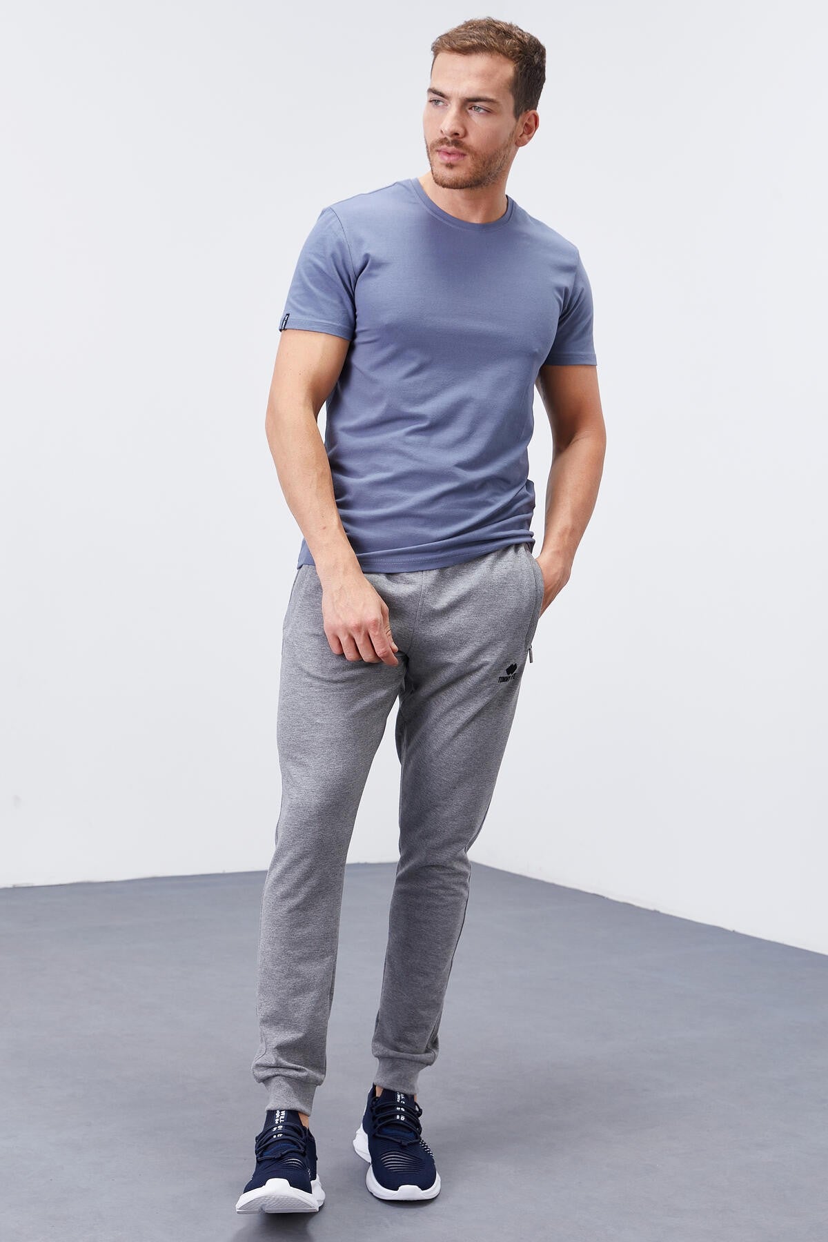 Image of Pantaloni de trening bărbătești gri melanj, croială slim fit, cu buzunare cu fermoar - 84343