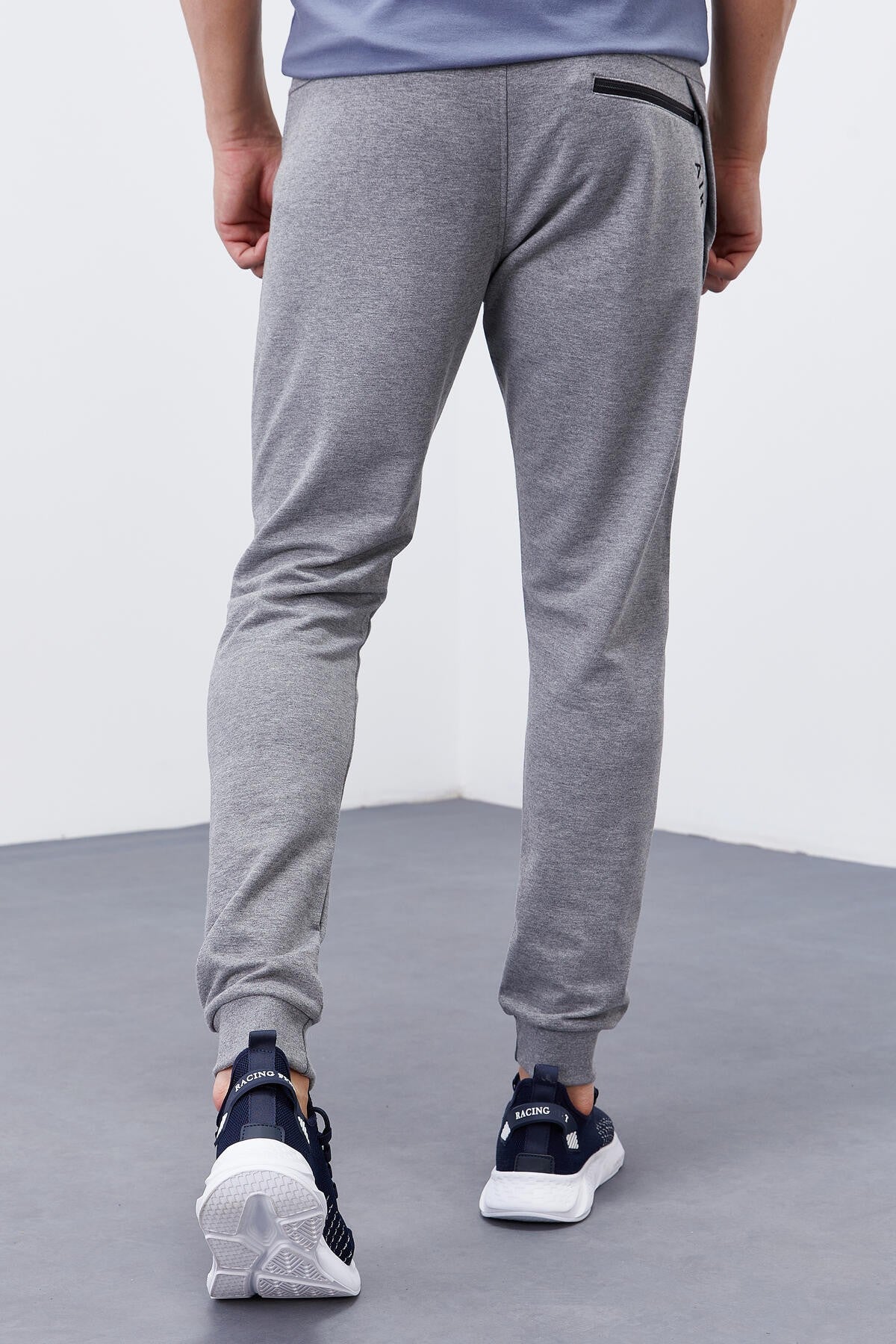 Image of Pantaloni de trening bărbătești gri melanj, croială slim fit, cu buzunare cu fermoar - 84343