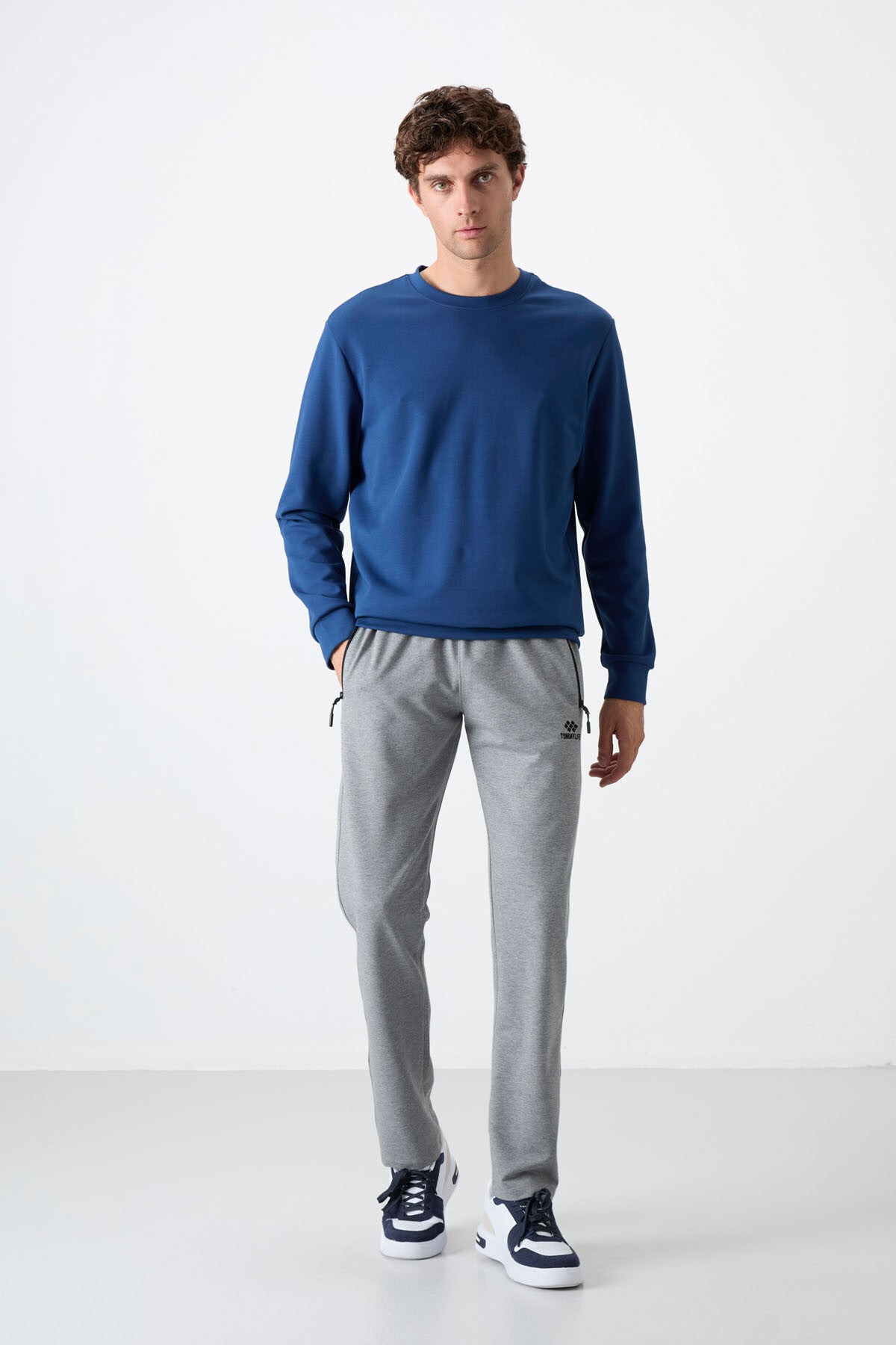 Image of Pantaloni de trening bărbătești gri melanj, cu fermoar și trei buzunare, croială slim fit, model clasic - 84671