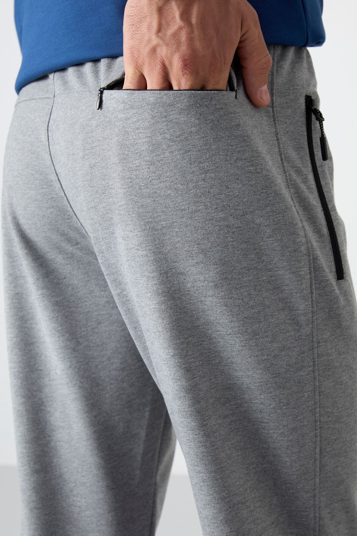 Image of Pantaloni de trening bărbătești gri melanj, cu fermoar și trei buzunare, croială slim fit, model clasic - 84671