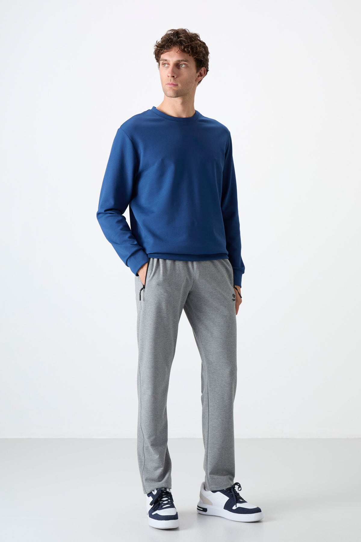 Image of Pantaloni de trening bărbătești gri melanj, cu fermoar și trei buzunare, croială slim fit, model clasic - 84671