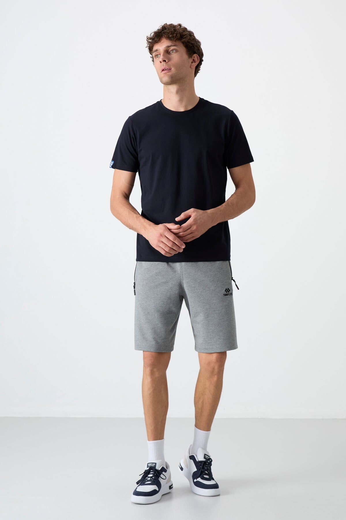 Image of Pantaloni scurți bărbătești gri melanj cu buzunar spate cu fermoar ascuns, șnur de fixare, croială standard - 81136