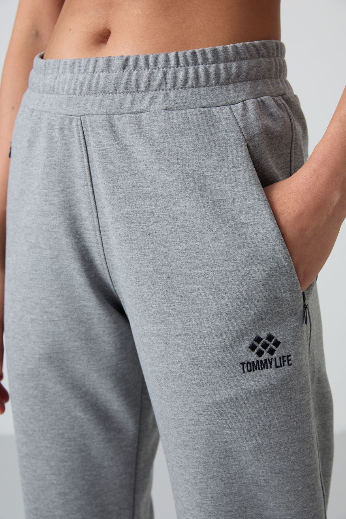 Image of Pantaloni de trening gri melanj pentru femei cu buzunare ascunse cu fermoar, croială confortabilă, model clasic - 94148