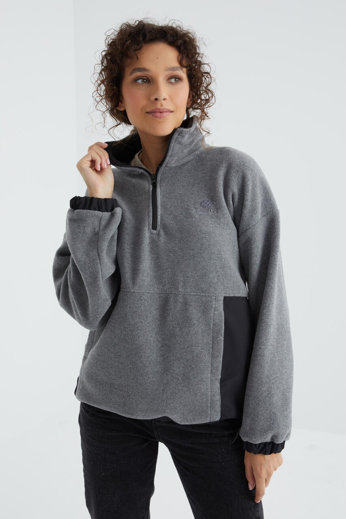 Image of Gri Melanj Yarım Fermuar Etek Ucu Büzgülü Dik Yaka  Oversize Kadın Polar Sweatshirt - 97236
