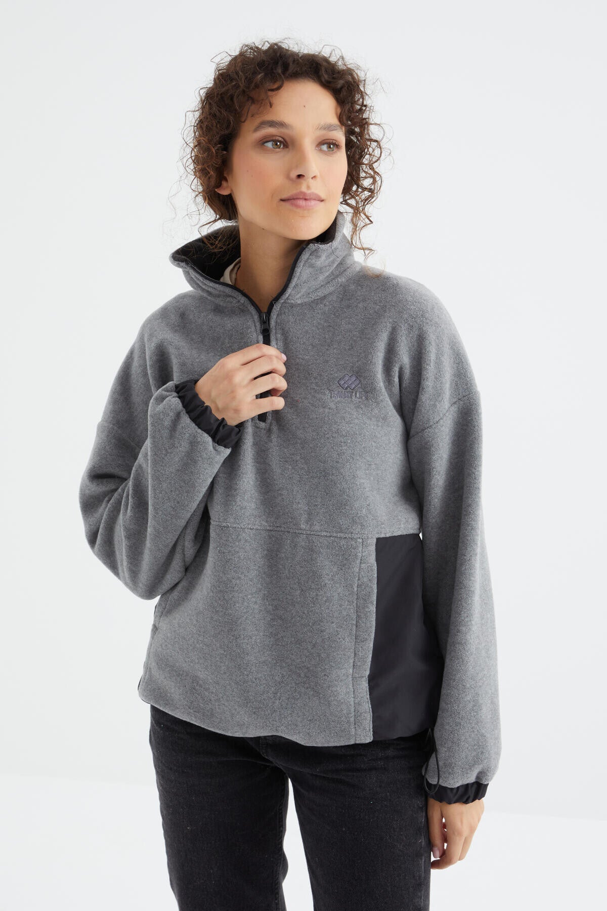Image of Gri Melanj Yarım Fermuar Etek Ucu Büzgülü Dik Yaka  Oversize Kadın Polar Sweatshirt - 97236