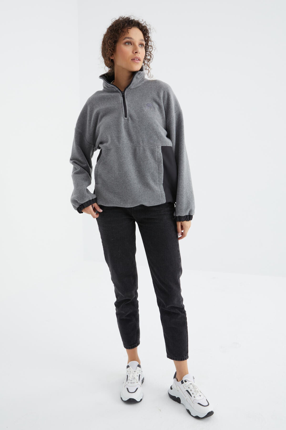 Image of Gri Melanj Yarım Fermuar Etek Ucu Büzgülü Dik Yaka  Oversize Kadın Polar Sweatshirt - 97236