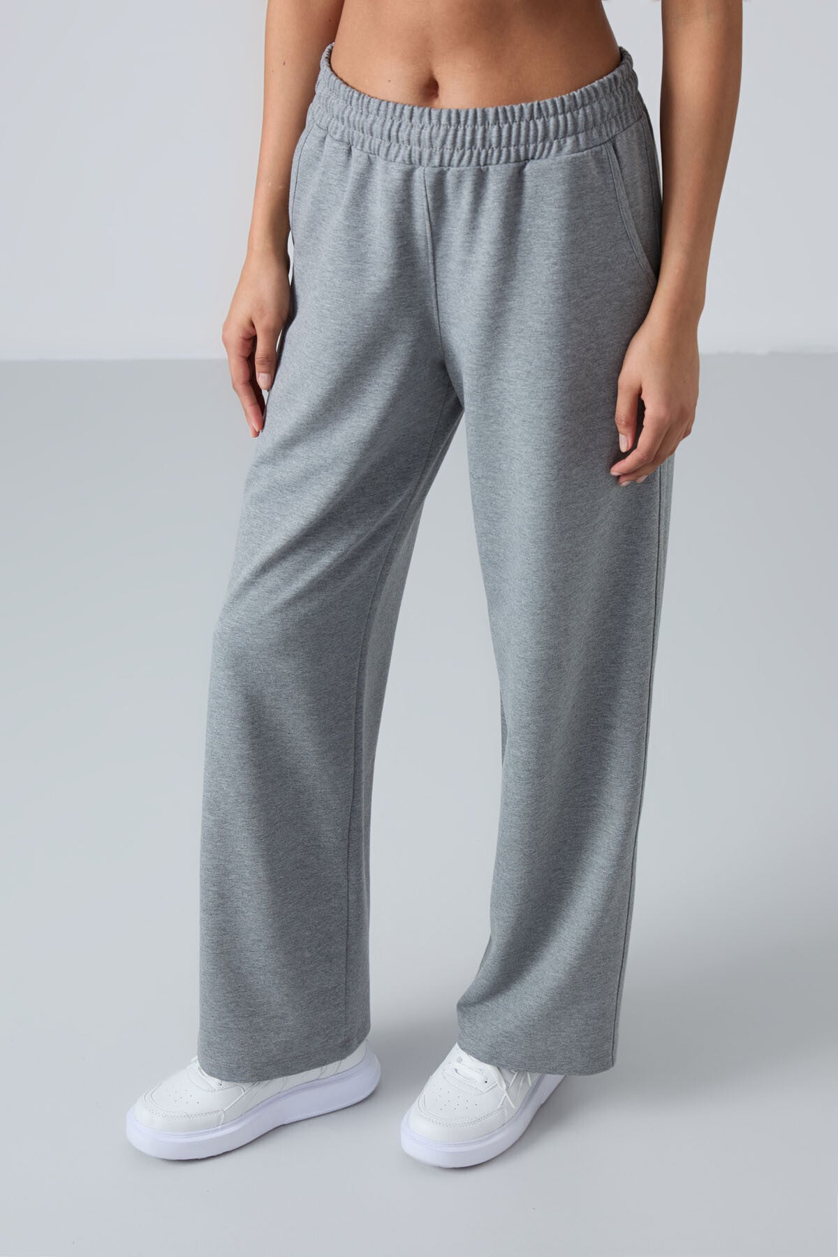 Image of Pantaloni de trening gri melanj pentru femei, talie înaltă, cu buzunare, croială confortabilă, cu croială largă - 94567