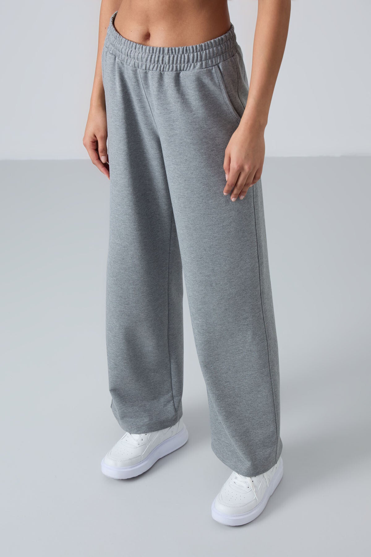 Image of Pantaloni de trening gri melanj pentru femei, talie înaltă, cu buzunare, croială confortabilă, cu croială largă - 94567