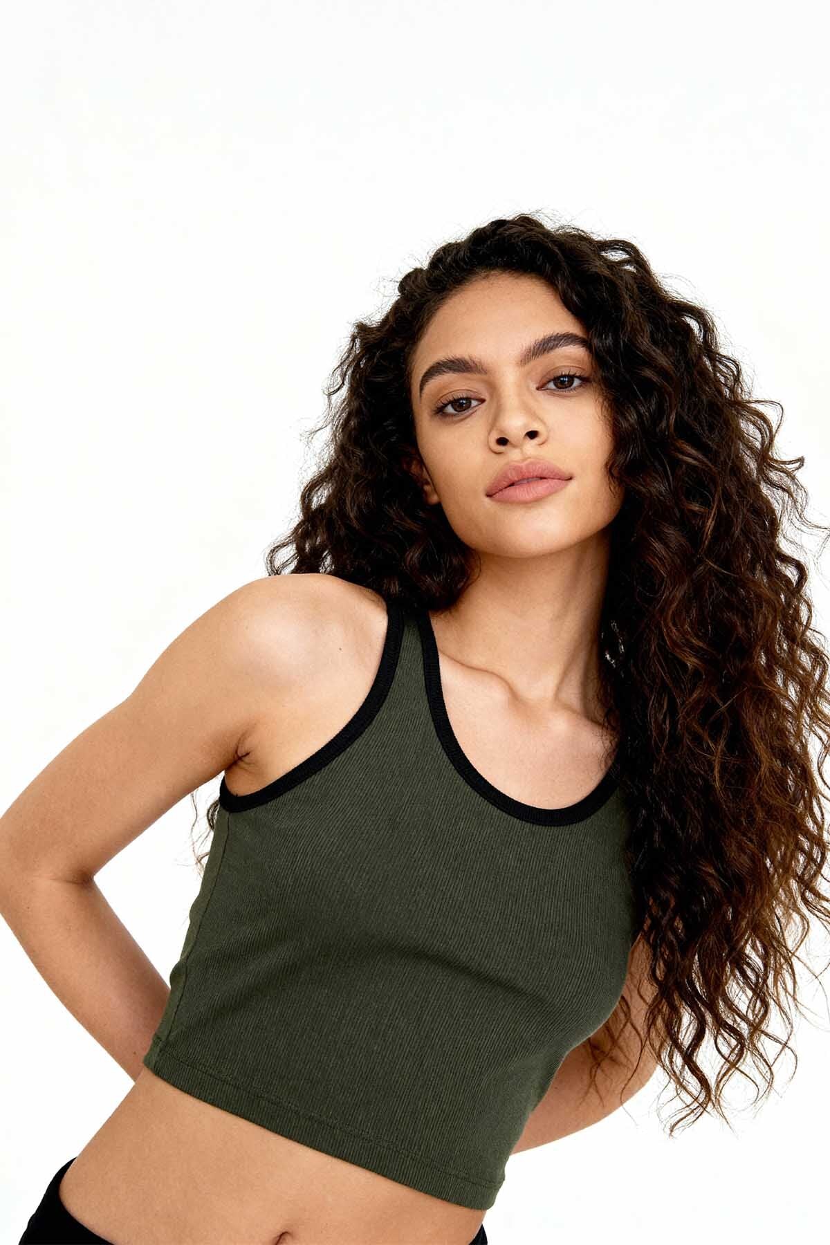 Image of Haki Basic Sıfır Kol Dar Kalıp U Yaka Kadın Crop Top Atlet - 97162