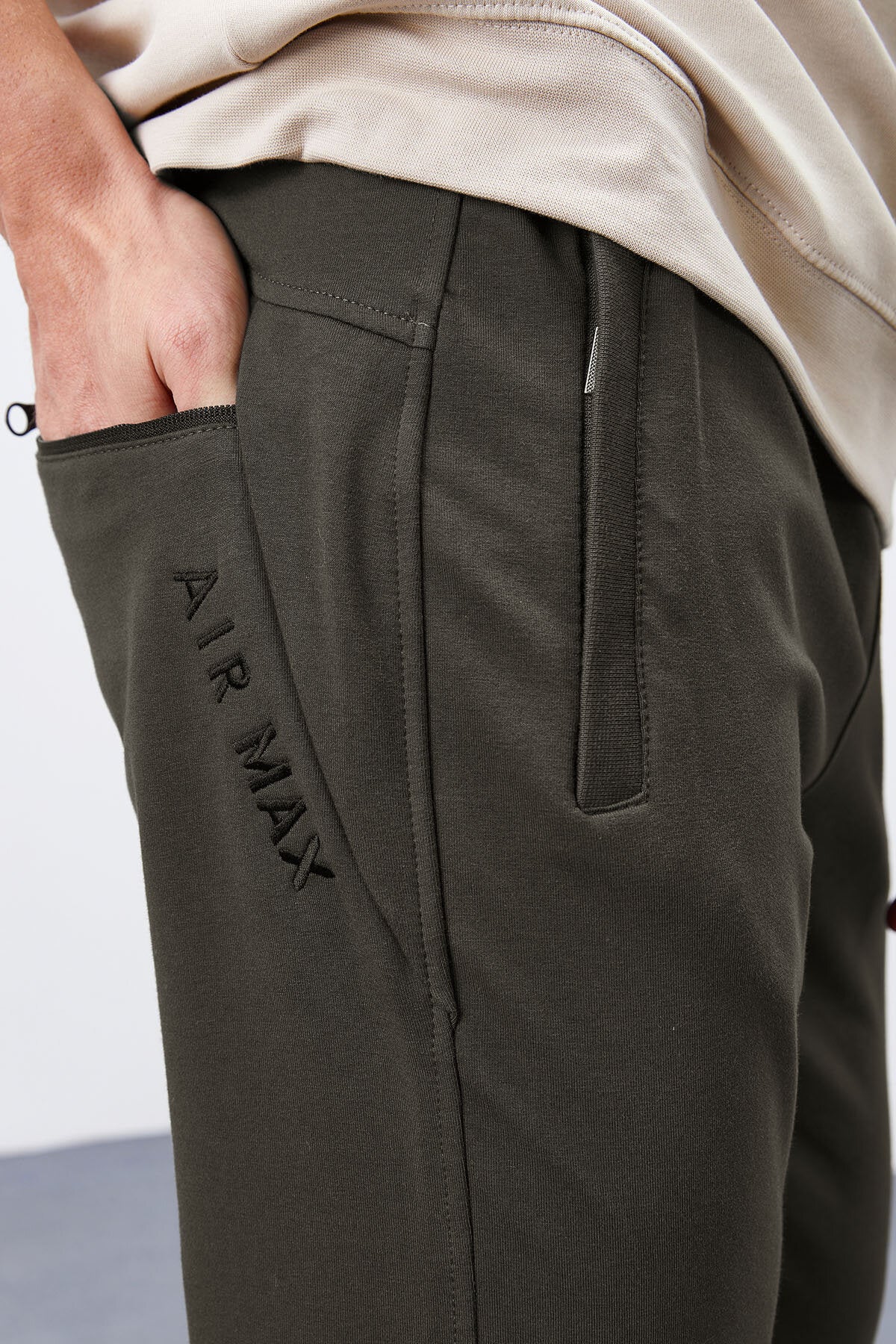 Image of Pantaloni de trening slim fit pentru bărbați, kaki, cu buzunare cu fermoar - 84343