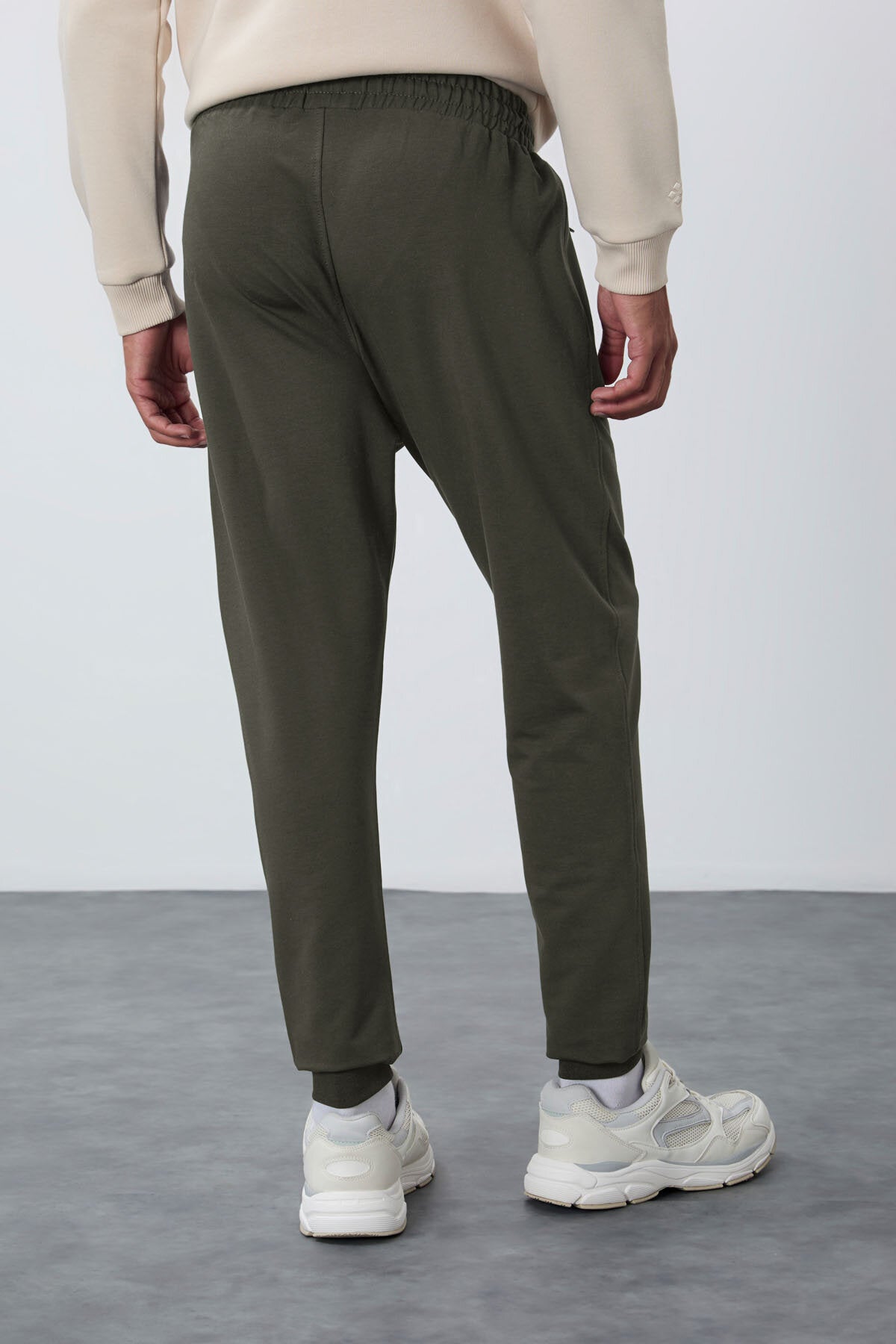 Image of Pantaloni de trening kaki pentru bărbați, croială standard, cu buzunare cu fermoar - 84651