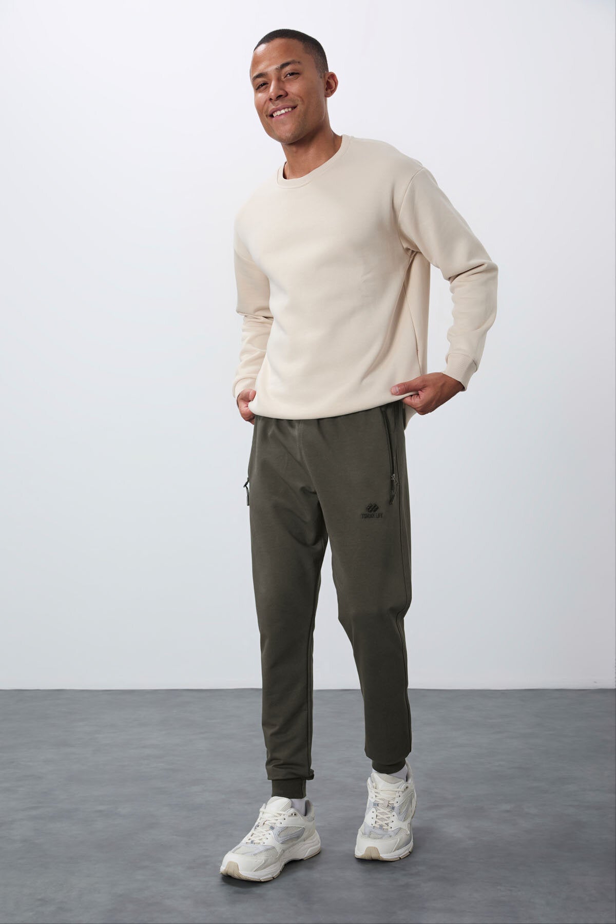Image of Pantaloni de trening kaki pentru bărbați, croială standard, cu buzunare cu fermoar - 84651