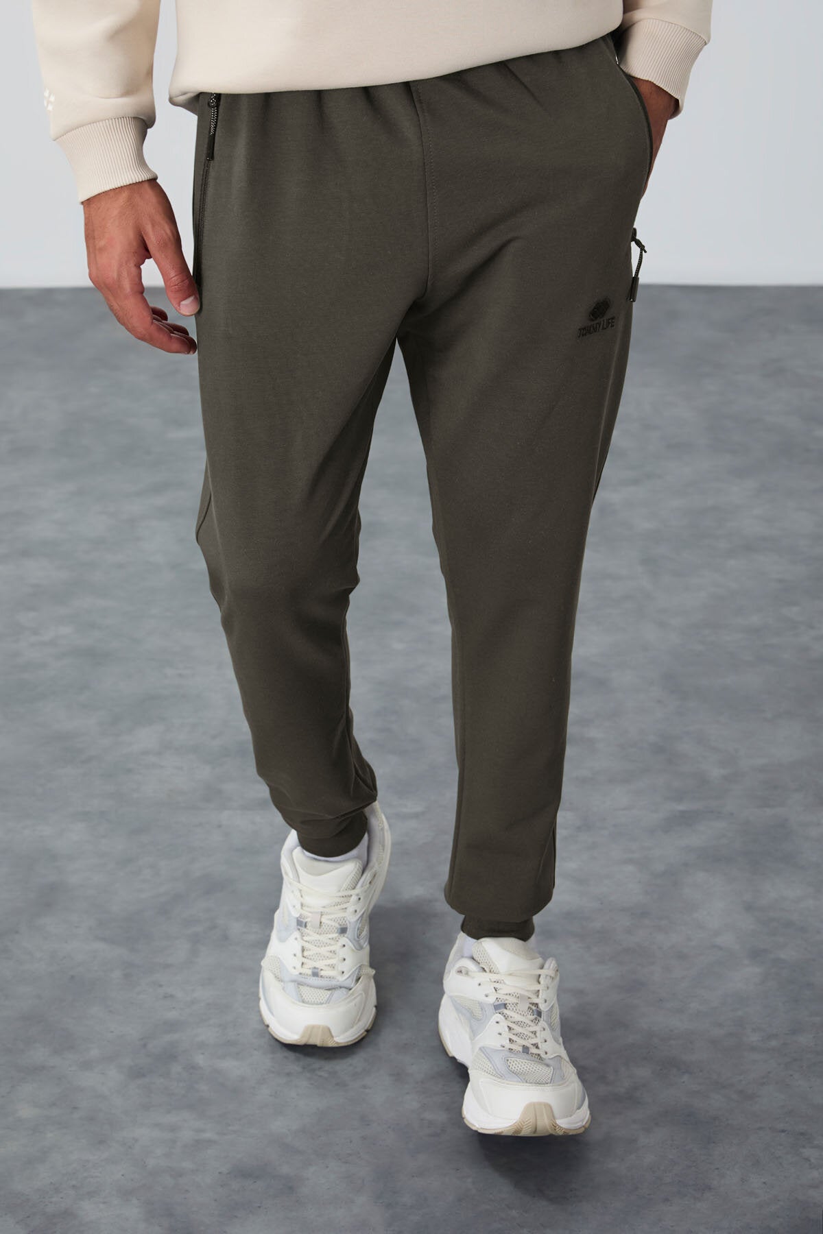 Image of Pantaloni de trening kaki pentru bărbați, croială standard, cu buzunare cu fermoar - 84651