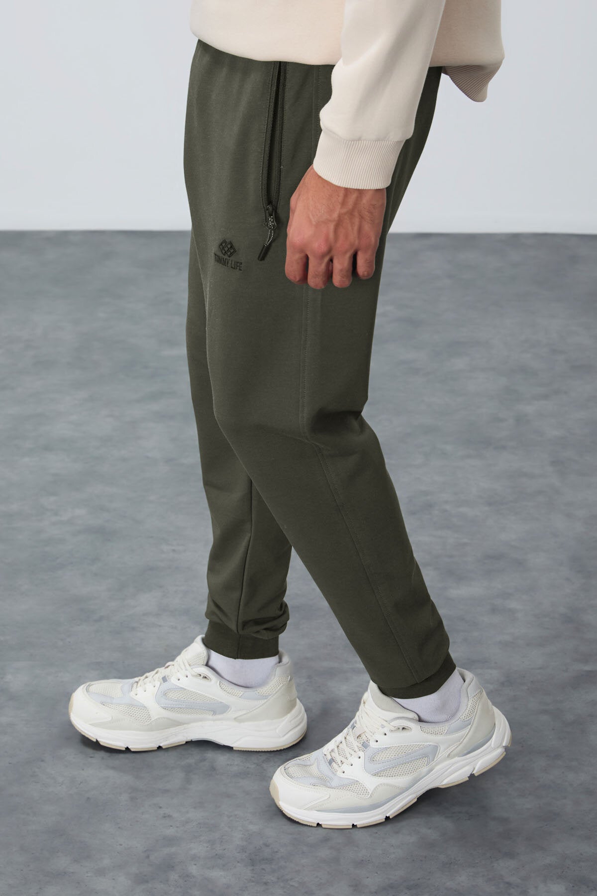 Image of Pantaloni de trening kaki pentru bărbați, croială standard, cu buzunare cu fermoar - 84651