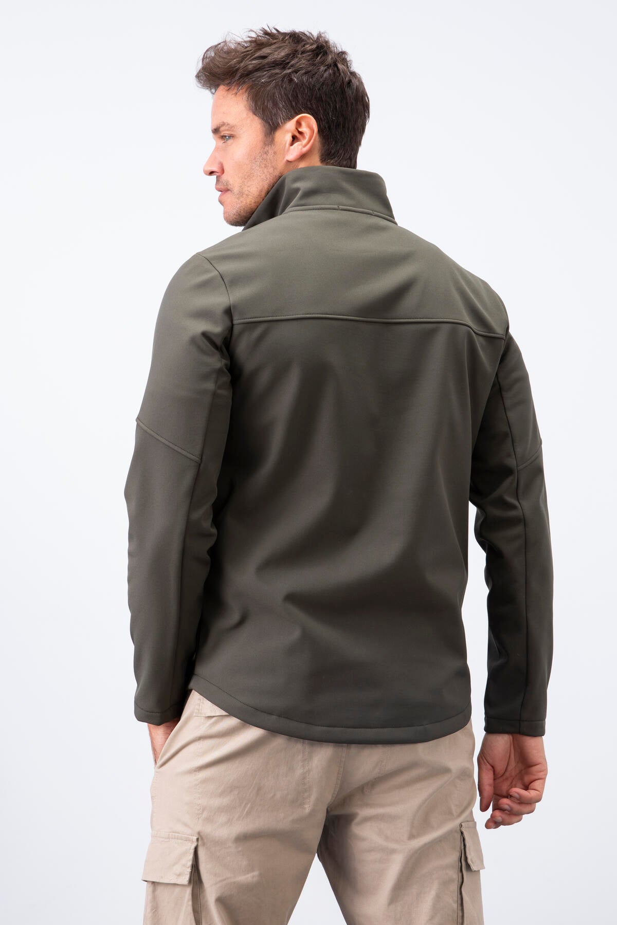 Image of Jachetă bărbătească kaki, softshell, impermeabilă și rezistentă la vânt, cu fermoar și guler înalt - 88050
