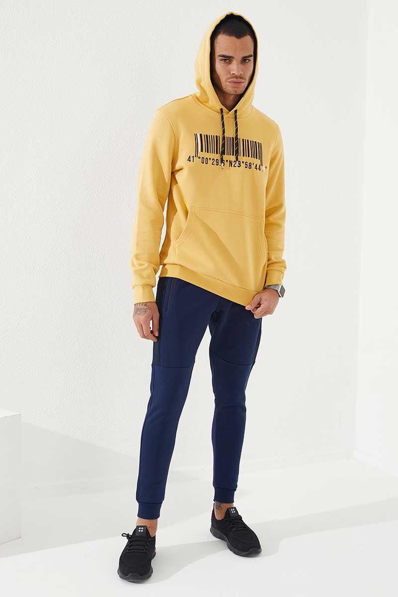 Image of Hardal Nakışlı Kanguru Cep Standart Kalıp Kapüşonlu Erkek Sweatshirt - 87839