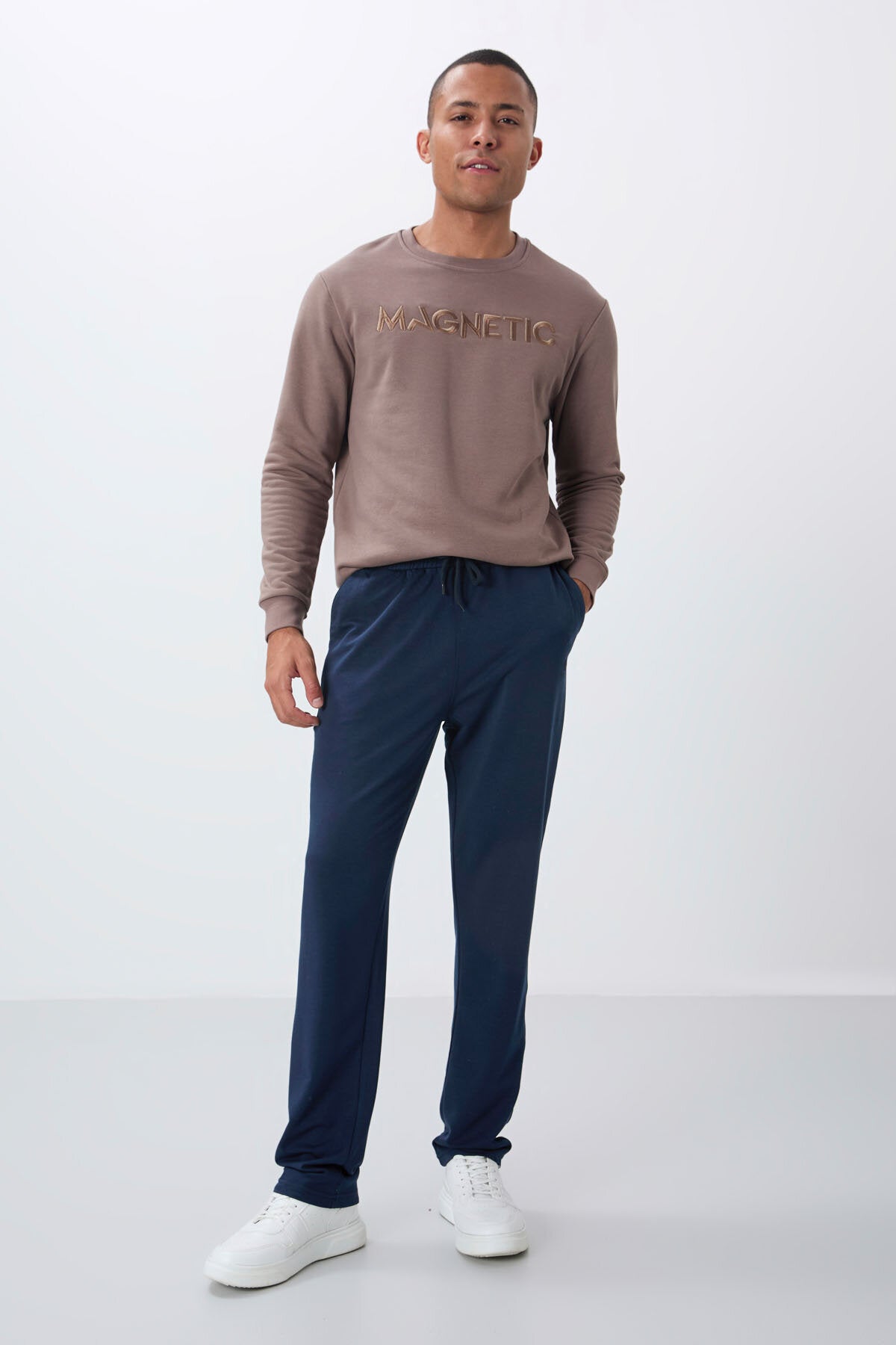 Image of Pantaloni de trening Indigo pentru bărbați cu buzunare cu șireturi, croială standard, talie clasică - 84682